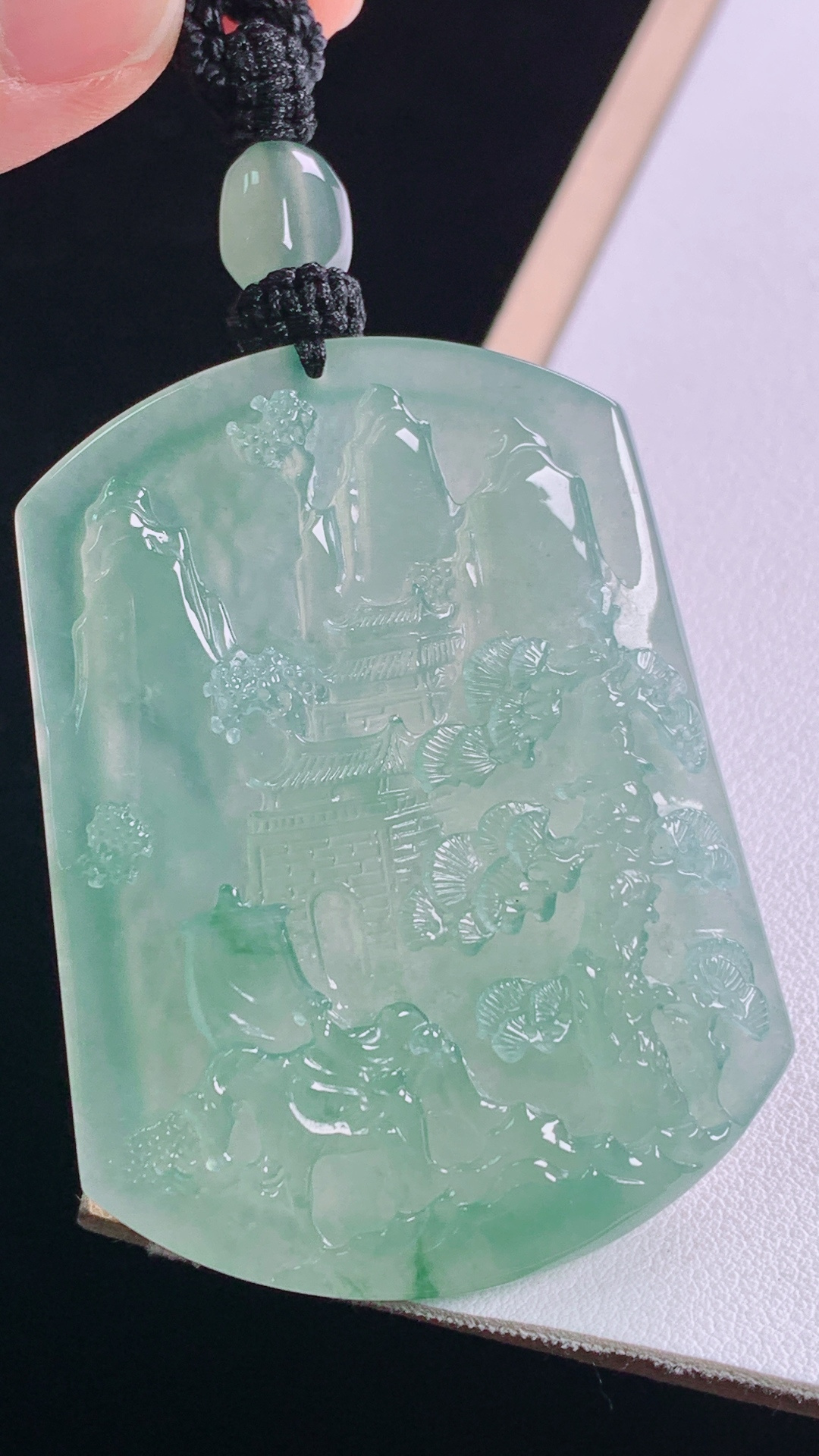 冰晴山水牌 种色俱佳，水润清爽，无裂 尺寸:56.4-42.8-7.3mm 29