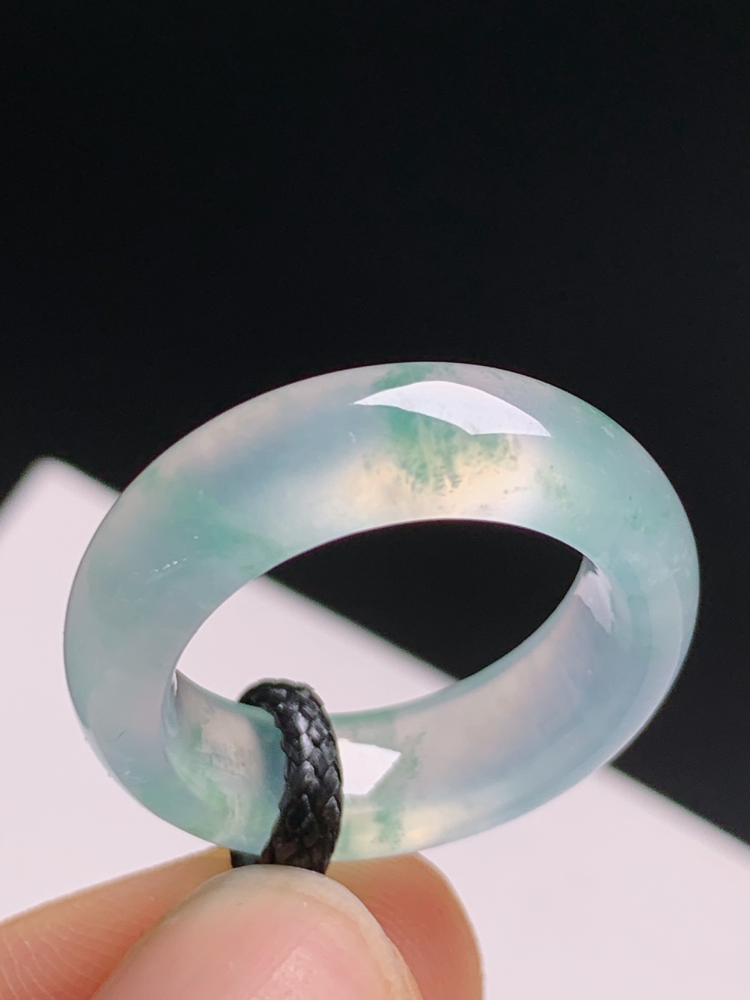 高冰飘花戒圈，冰润清透阳绿点缀，温婉轻奢别致吸睛 裸石23.7-6.5-3.9 圈口12 080529