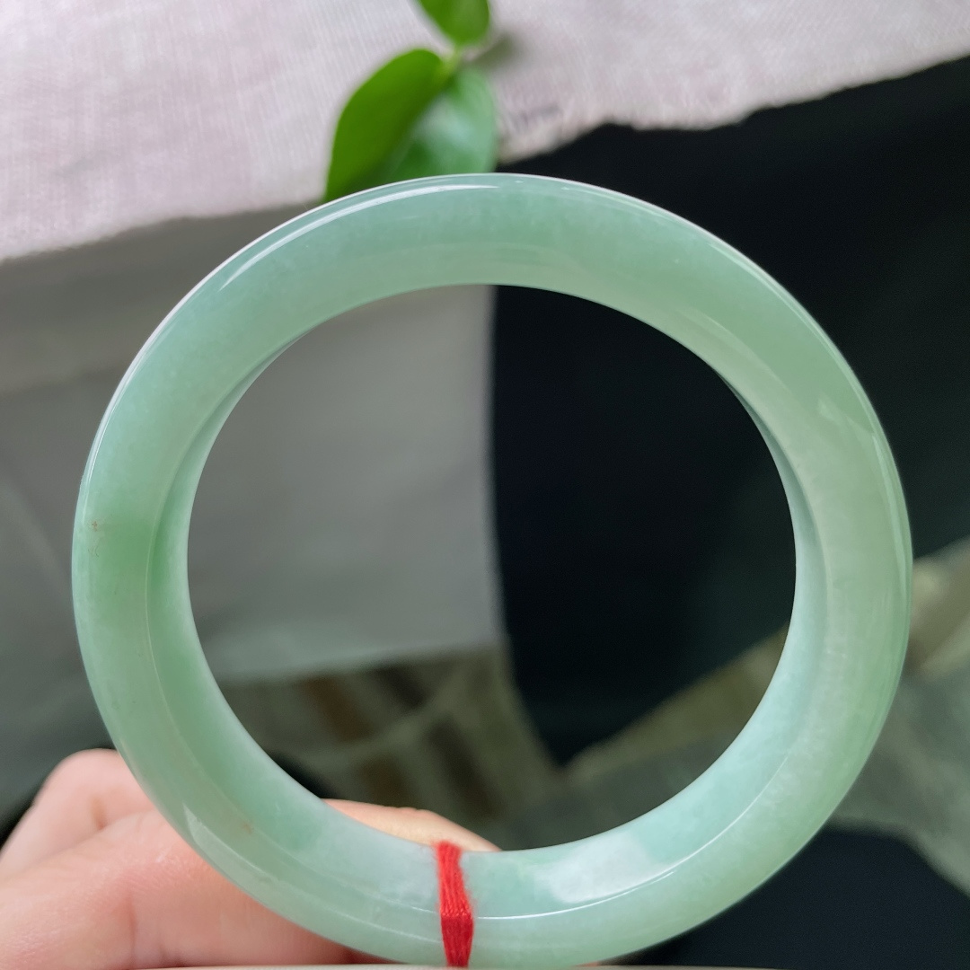 57.9/12/8.1，果绿底正圈，肉质细腻干净，柳叶弯眉，秋水盈盈，无裂，ss53752a
