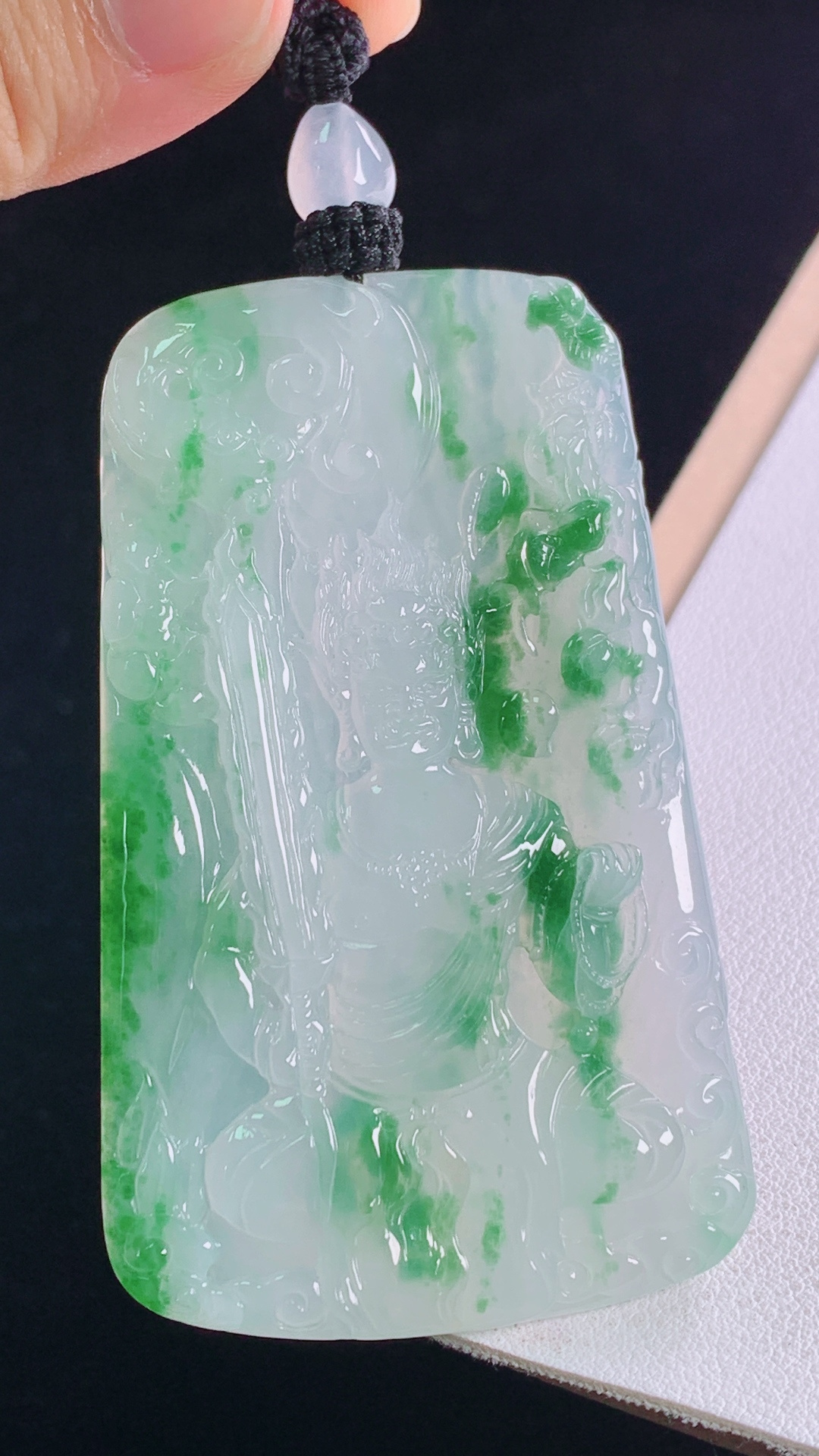 冰飘绿观音 色泽鲜亮，水润细腻，无裂 尺寸:70.1-42.3-4.8mm 28