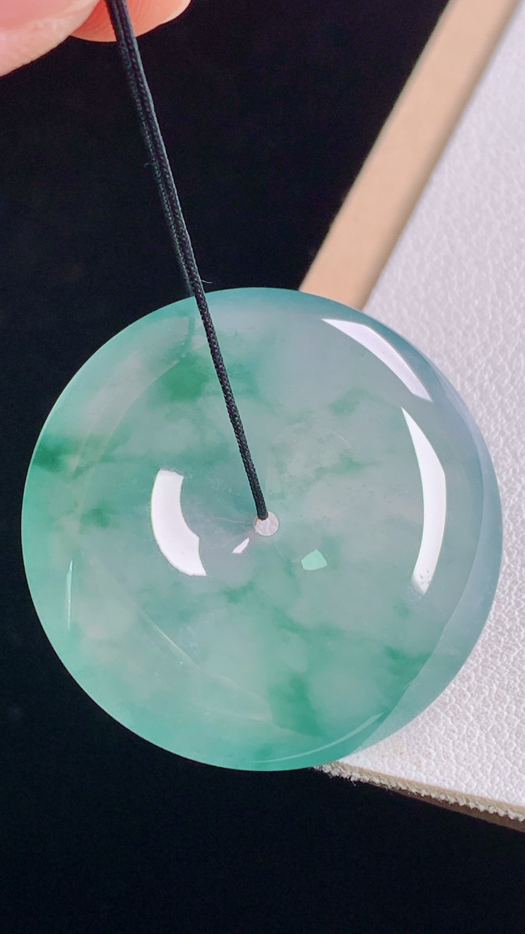 冰蓝飘花平安扣 花色灵动，水润清爽，无裂 尺寸:31.6-6.3mm 28
