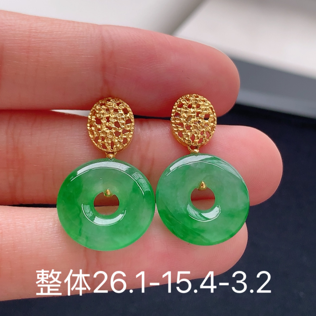 冰飘绿甜甜圈耳坠。翠色明媚，种老细腻水润，佩戴清新优雅 货号28530，26.1-15.4-3.2