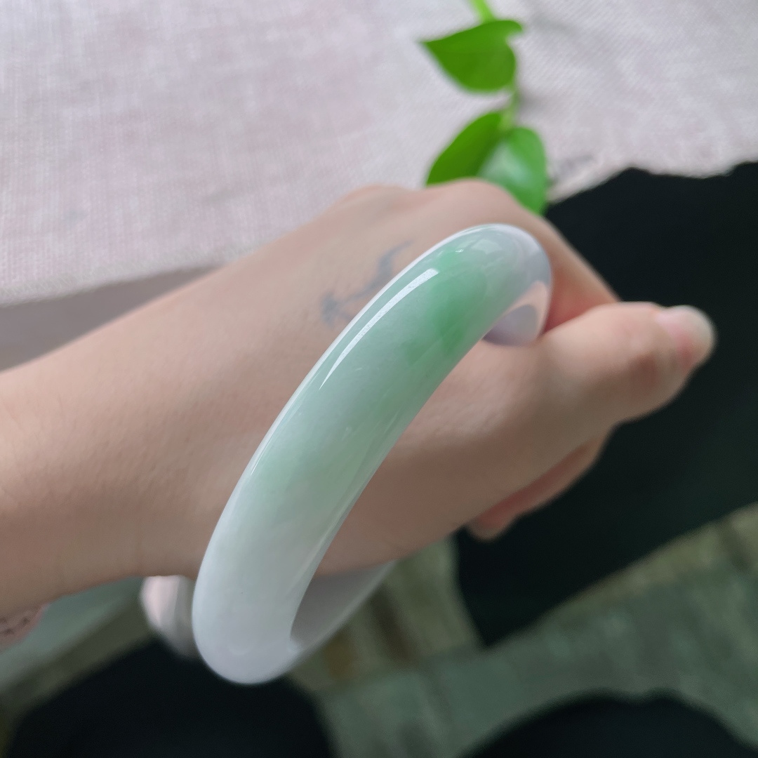 57.7/12.3/8.4，淡紫淡绿正圈，底子柔润细腻，干净清爽，淡雅倾心，有纹，ss53841a