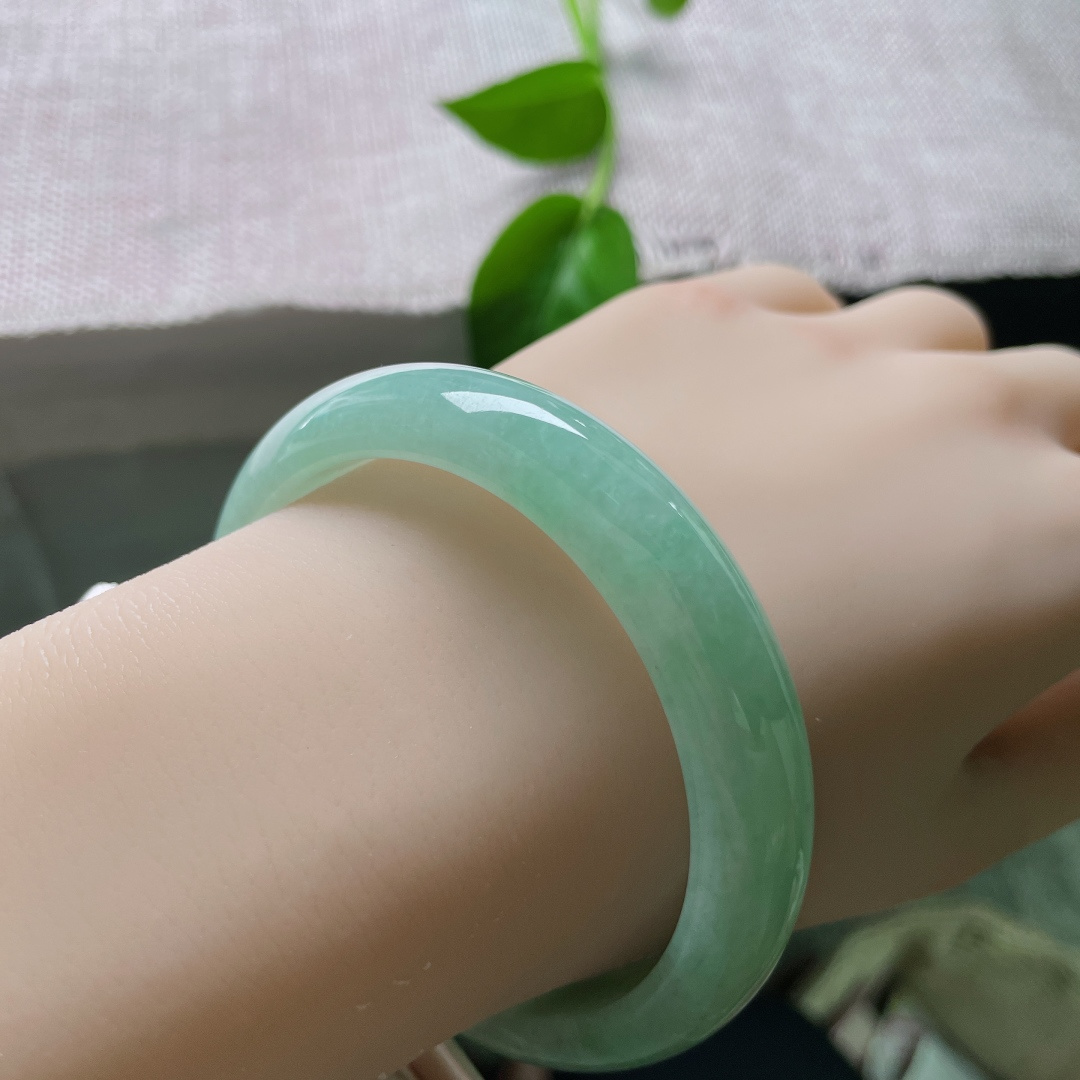 56.8/12.4/7.3，果绿底正圈，肉细种老，静女其姝，佩戴柔美动人，无裂，ss53751a
