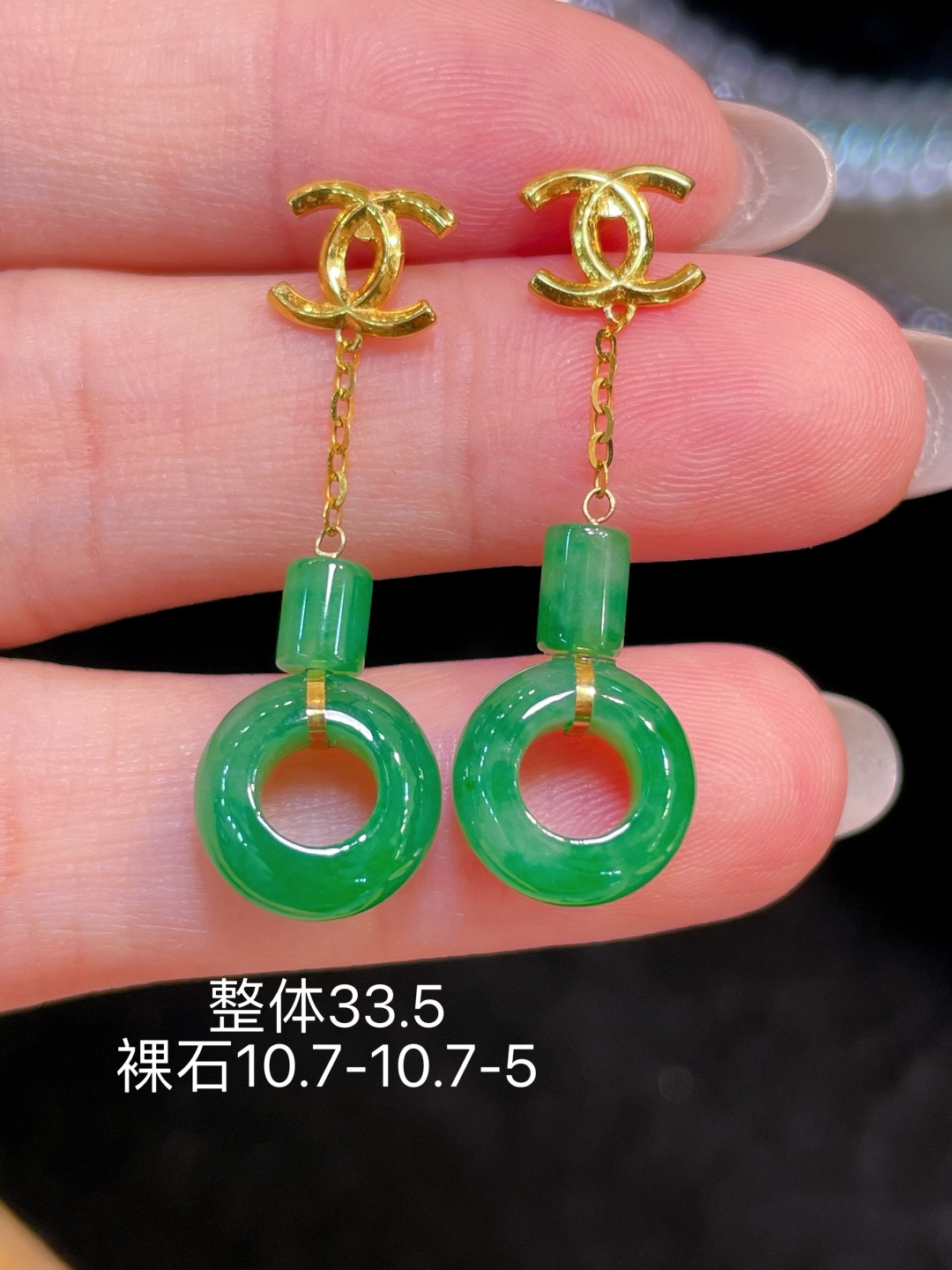 翡翠A货 圈圈耳环 阳绿满色，料子冰润细腻，种老起光，18k金镶真钻，上身佩戴效果很好 尺寸如图，