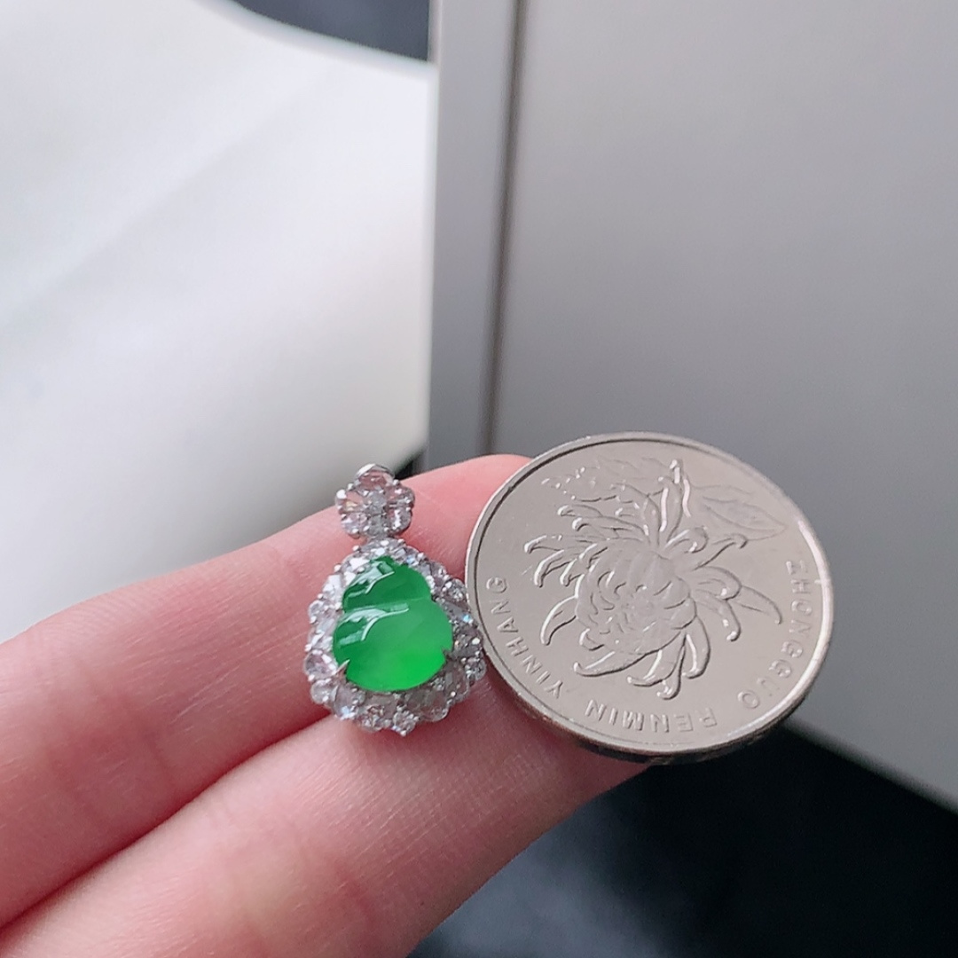 冰阳绿葫芦吊坠。饱满底子细腻，水润十足，佩戴清新优雅 货号45530，18.9-11.5-8.2