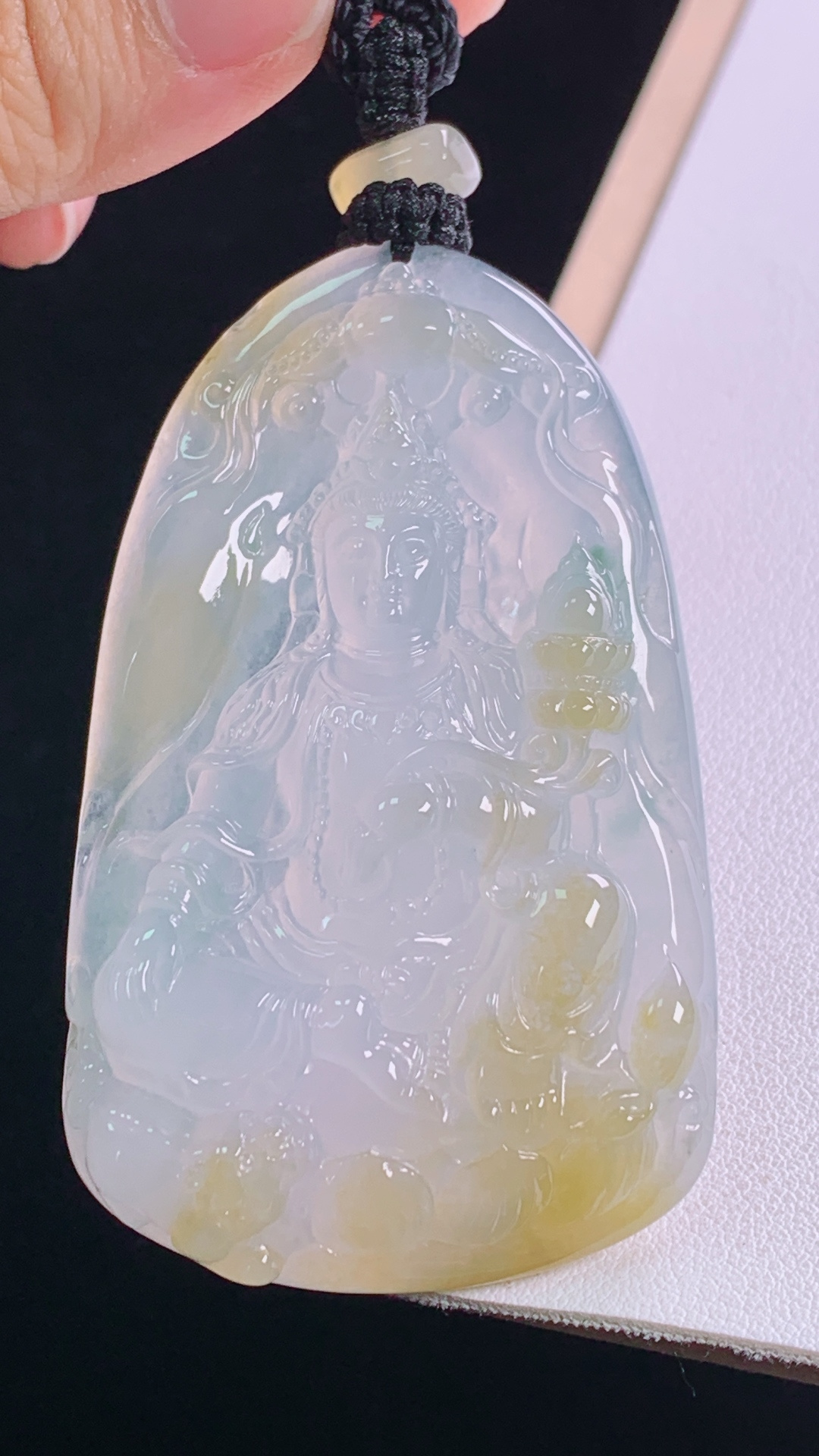 冰黄观音菩萨 天然黄翡，晶莹剔透，无裂 尺寸:65.5-40.8-10.7mm 29