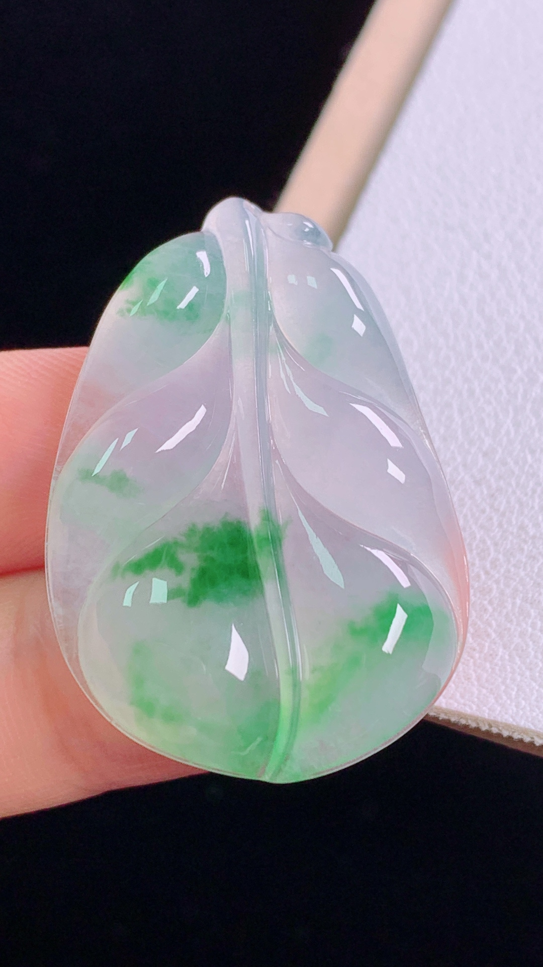冰飘绿叶子 色泽鲜活，冰清玉洁，无裂，尺寸:32.7-23.1-4.7mm 26