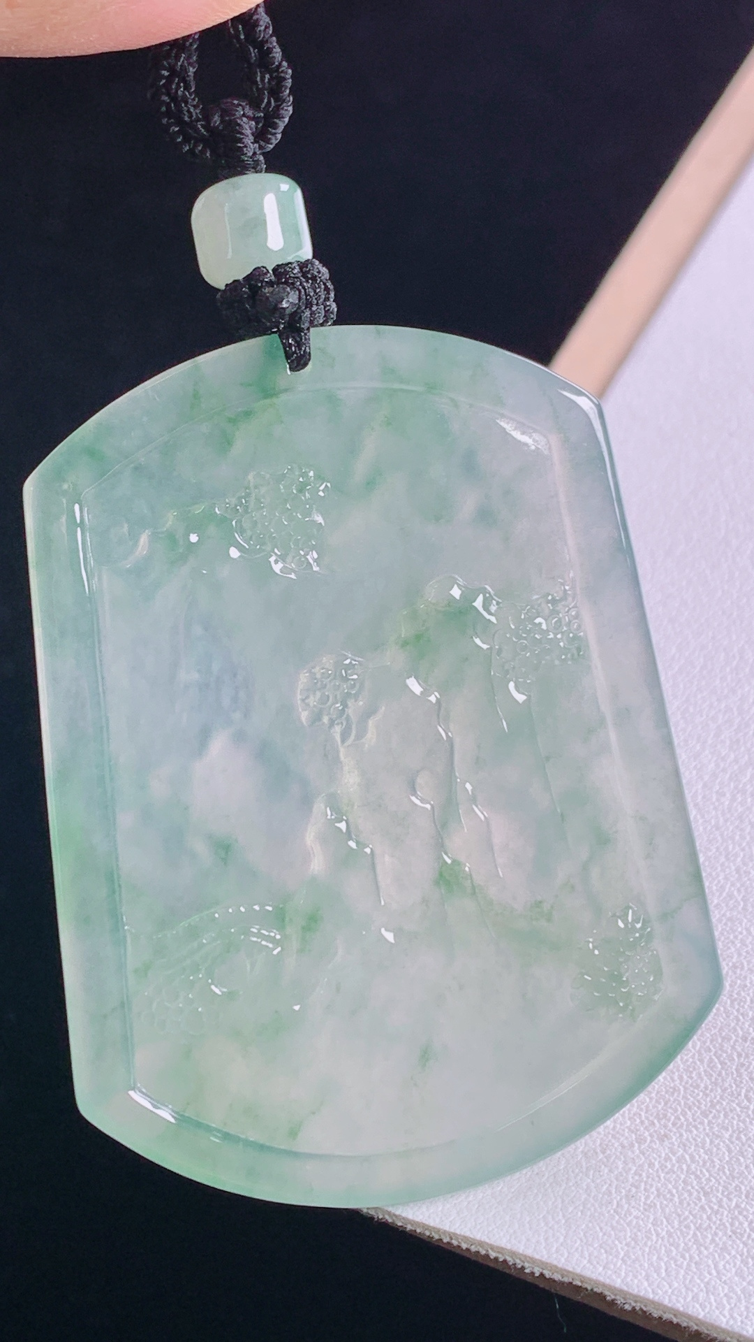 冰飘花山水牌 清透细腻，雕工精湛，无裂 尺寸:56.0-42.8-5.2mm 28