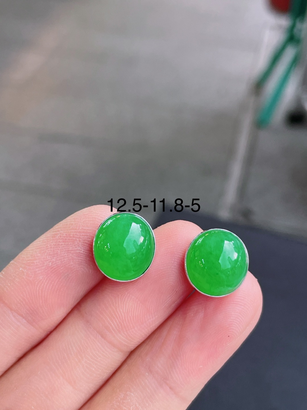 ️高冰绿蛋面耳钉，晶莹剔透，新颖时尚，无裂，12.5-11.8-5