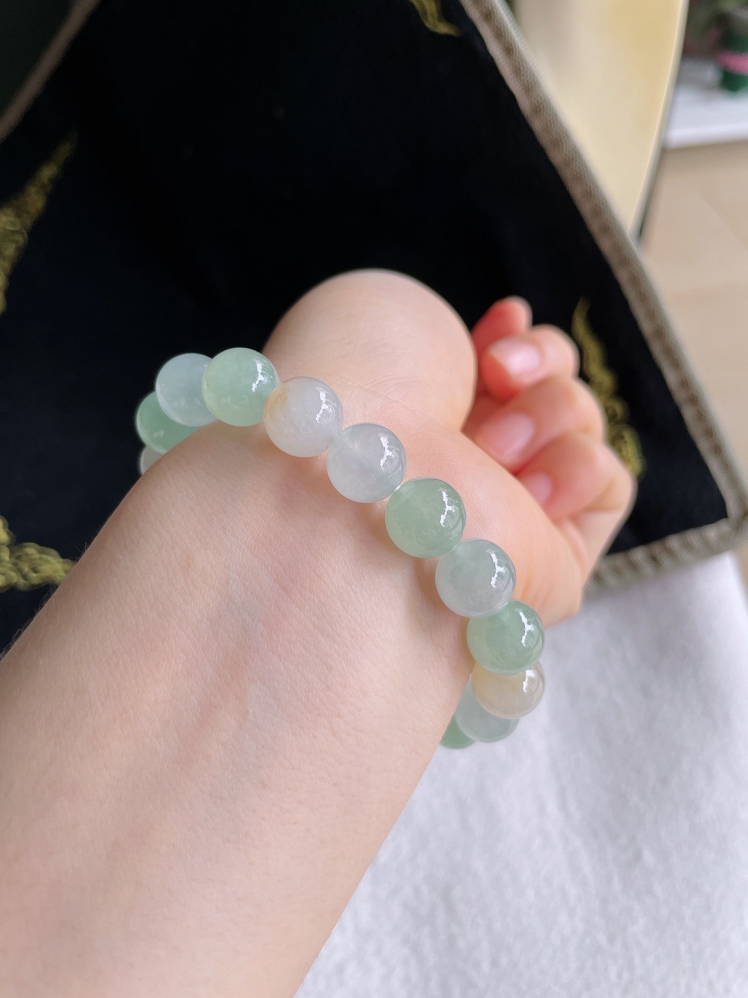 天然翡翠A货，冰三彩手串，尺寸：10mm。【编4217】