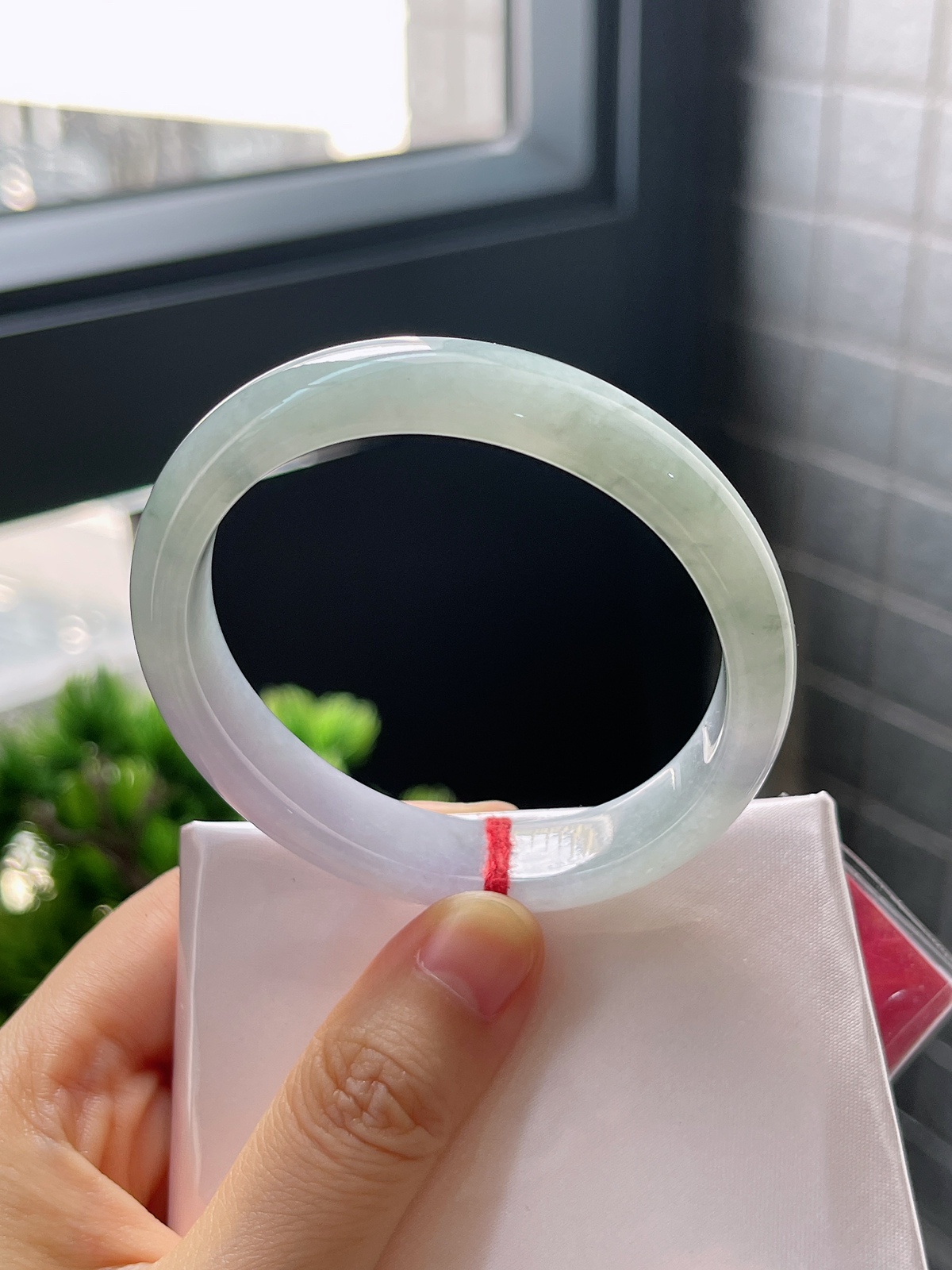 贵妃圈口55，冰糯春带彩飘花翡翠正圈手镯