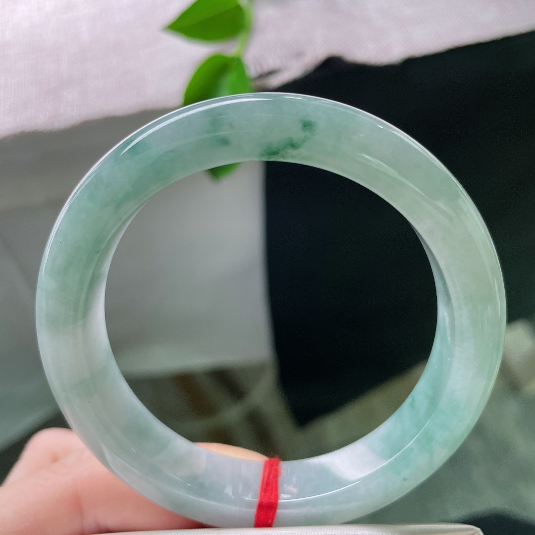 57/12.2/8.6，飘花正圈，水头好，质地温润细腻，佩戴温婉，知性，一点皮纹不显，ss52167