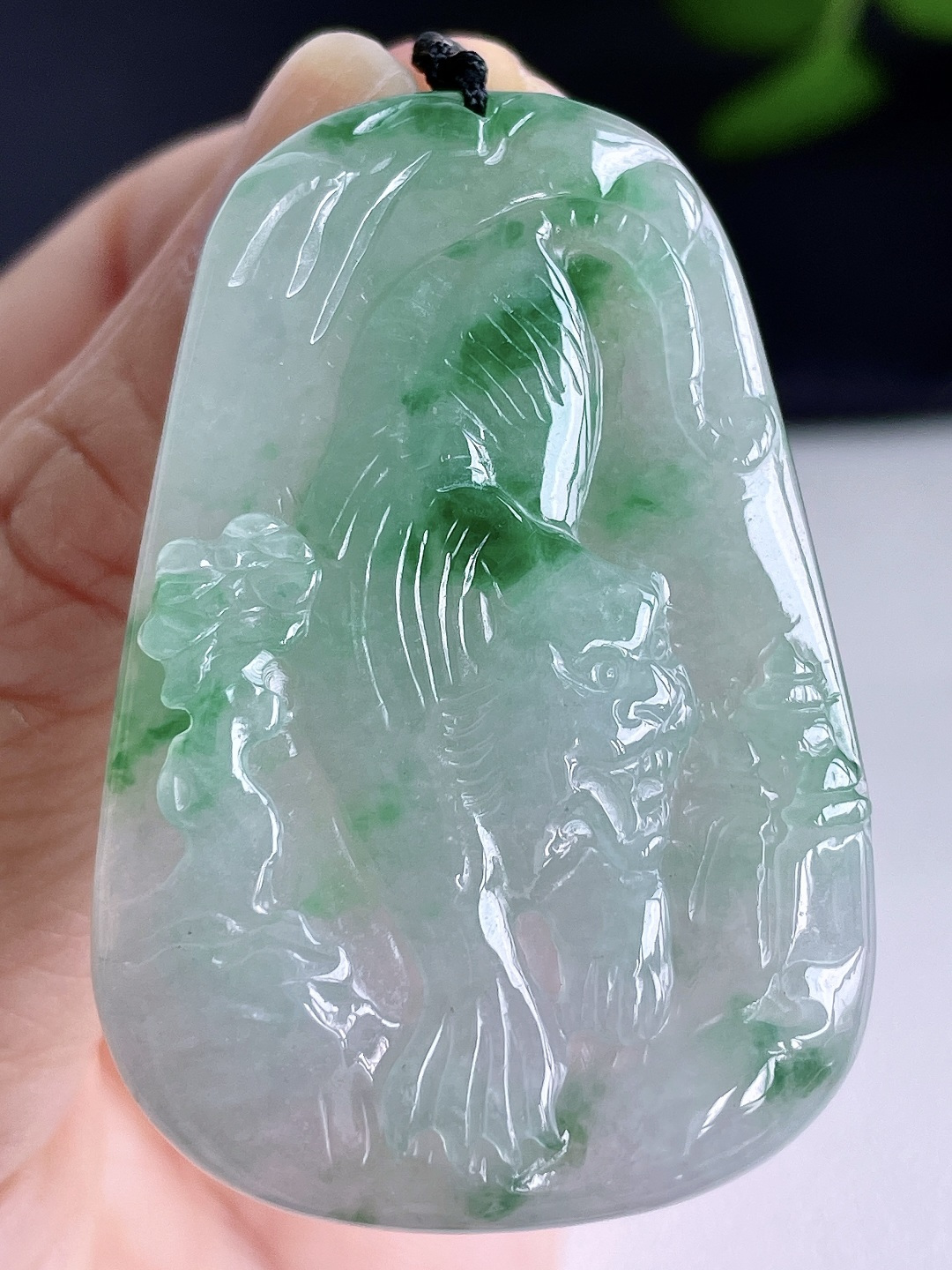 糯冰飘花生肖虎下山虎牌吊坠，说明缅料无裂性比高，尺寸48.6-33-6.2，重量17.8克