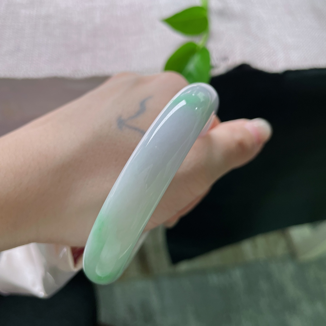 58.7/12.3/8，白底青正圈，淡春彩，柔美动人，水润，细腻，有纹，ss53831a