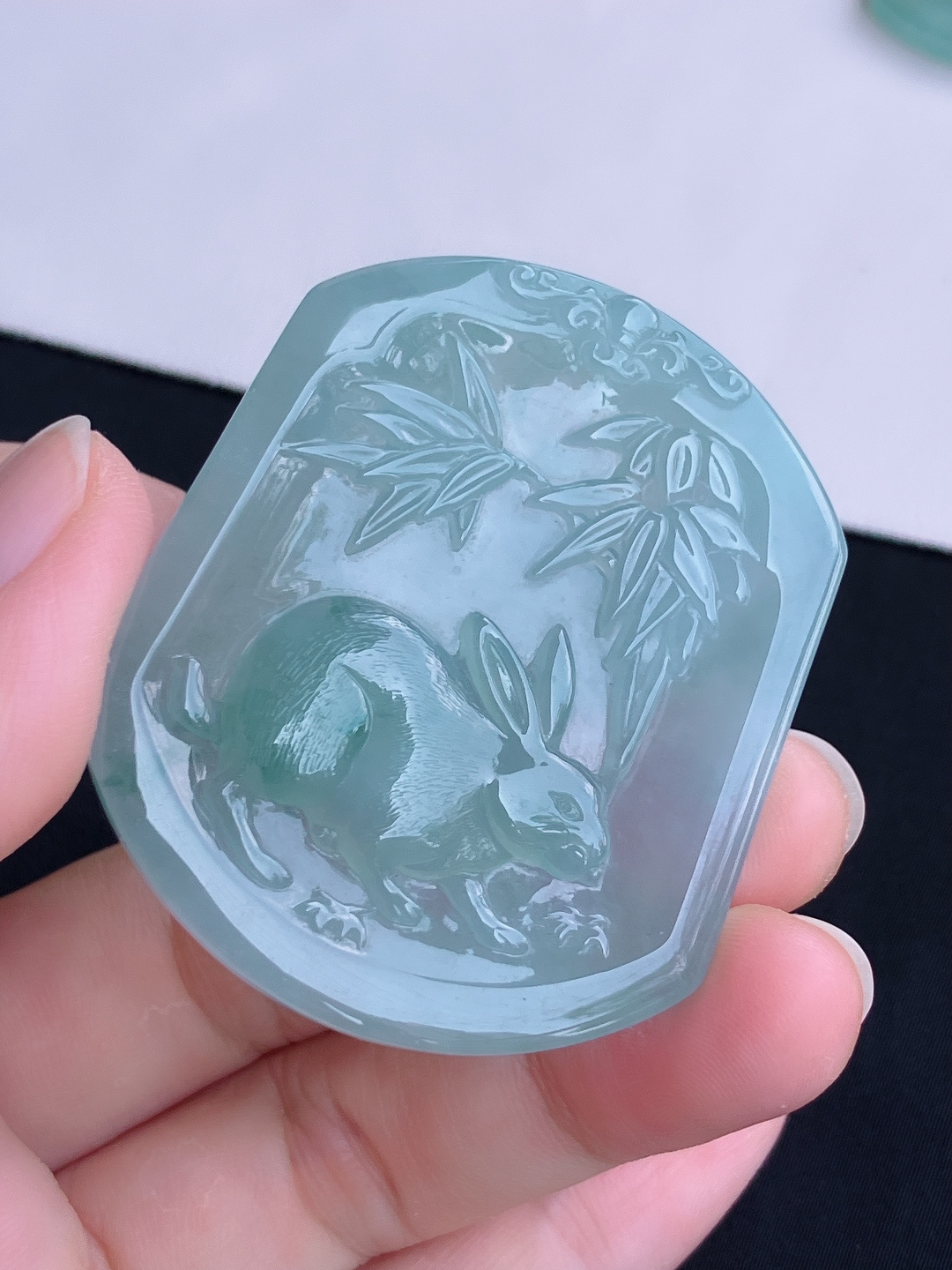 冰飘花生肖兔牌，晶莹剔透，尺寸52.6/44.6/5.6/自然光实拍