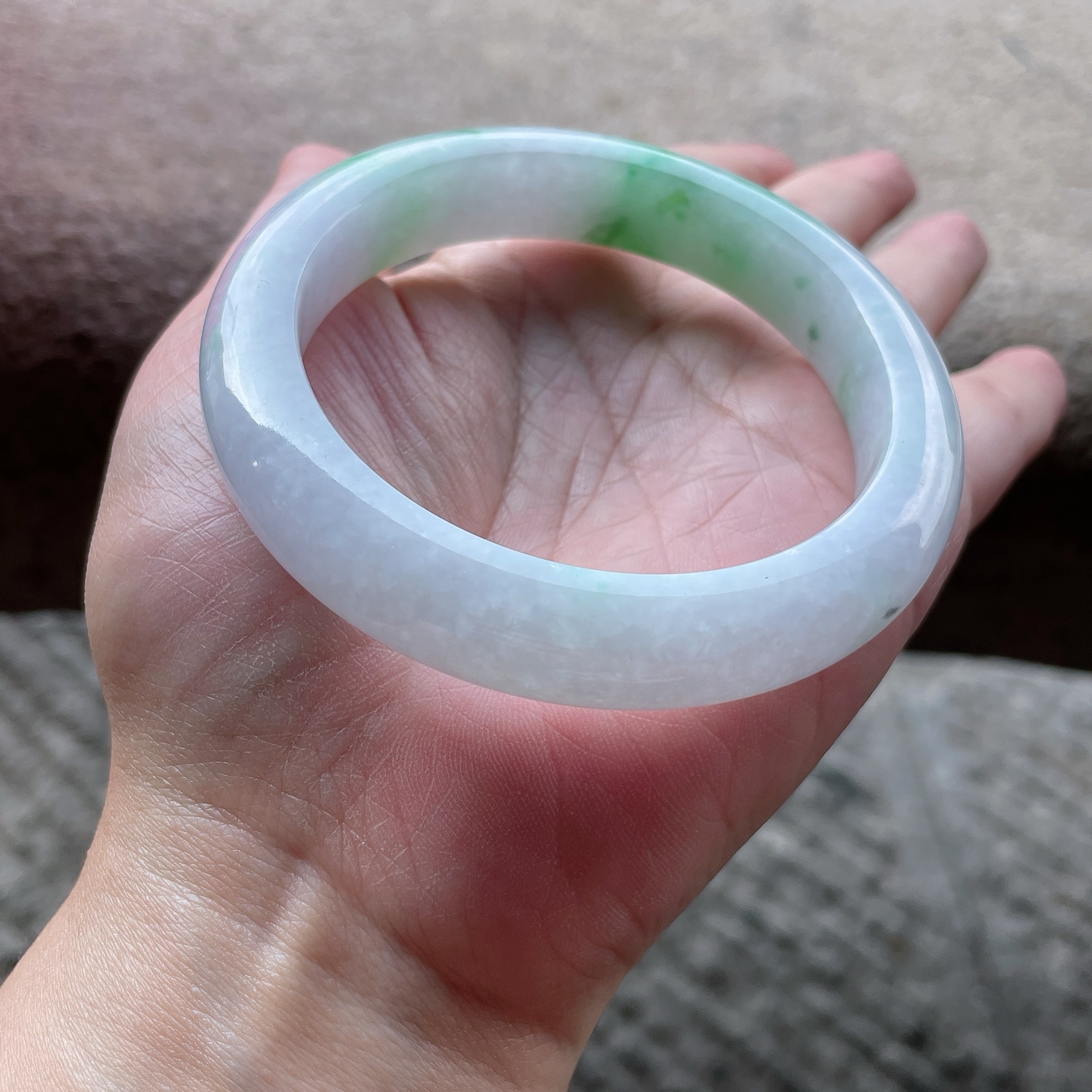 白底飘绿花，玉质细腻，水润，种老，无裂