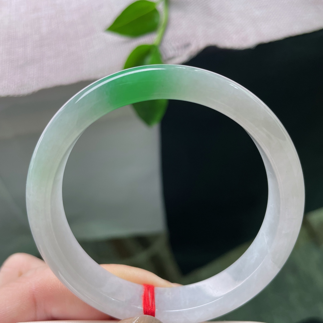 56.8/11.8/7.2，白底青正圈，青翠欲滴，种老，质地温润细腻，干净清爽，皮纹，ss53782