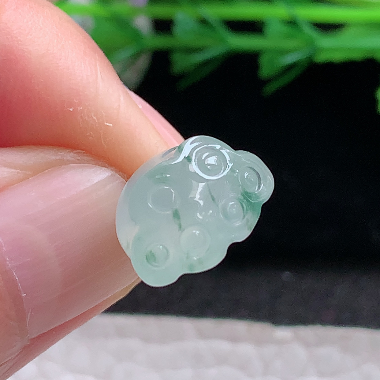 lz实拍14*13.5*8.3天然缅甸翡翠冰飘花莲蓬珠珠玉吊坠 玉挂件