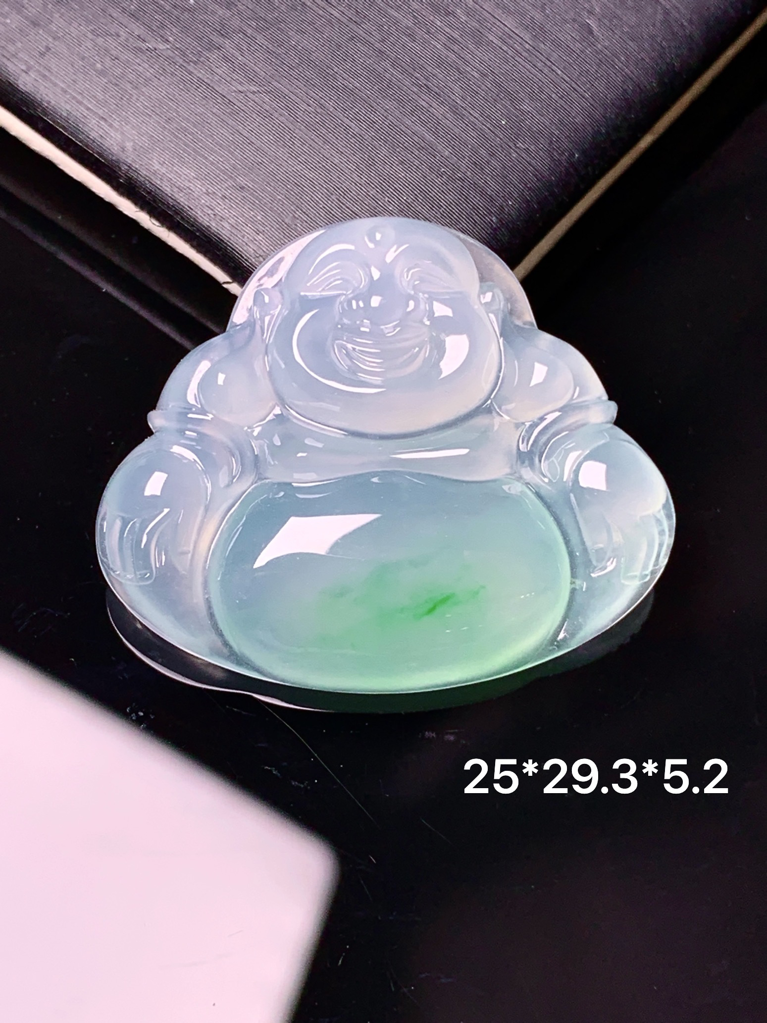 冰种飘绿佛公吊坠 玉质细腻 色泽艳丽清新 整体尺寸25*29.3*5.2 j6