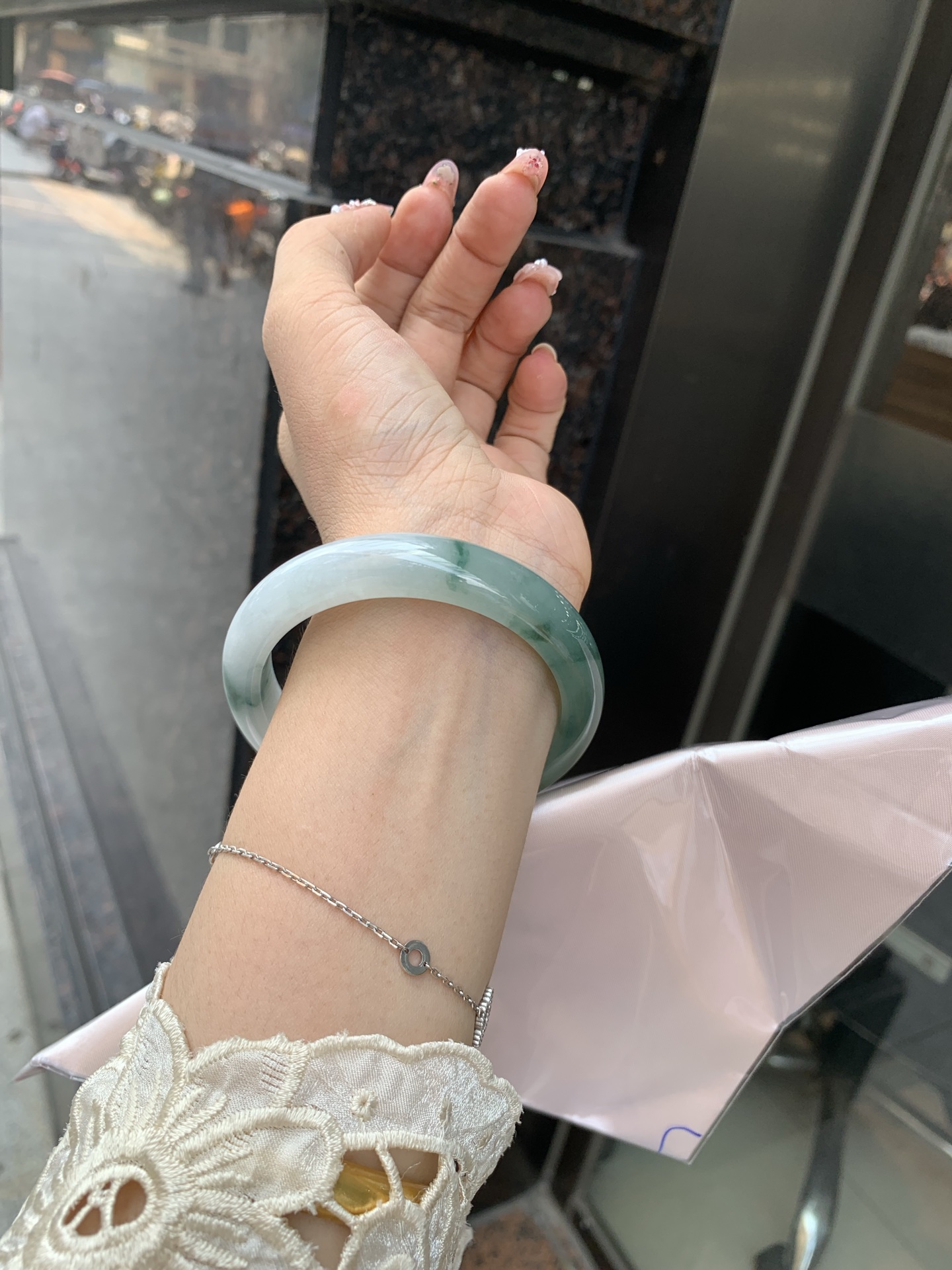 晴底飘花正圈 57.5-8.1-12.6 0602-4A120 无裂，底妆冰润，晴底飘花，半山半水，独特且直观的美，它的冰透细腻质地，成就了两种风格融合下最原始神秘气质～