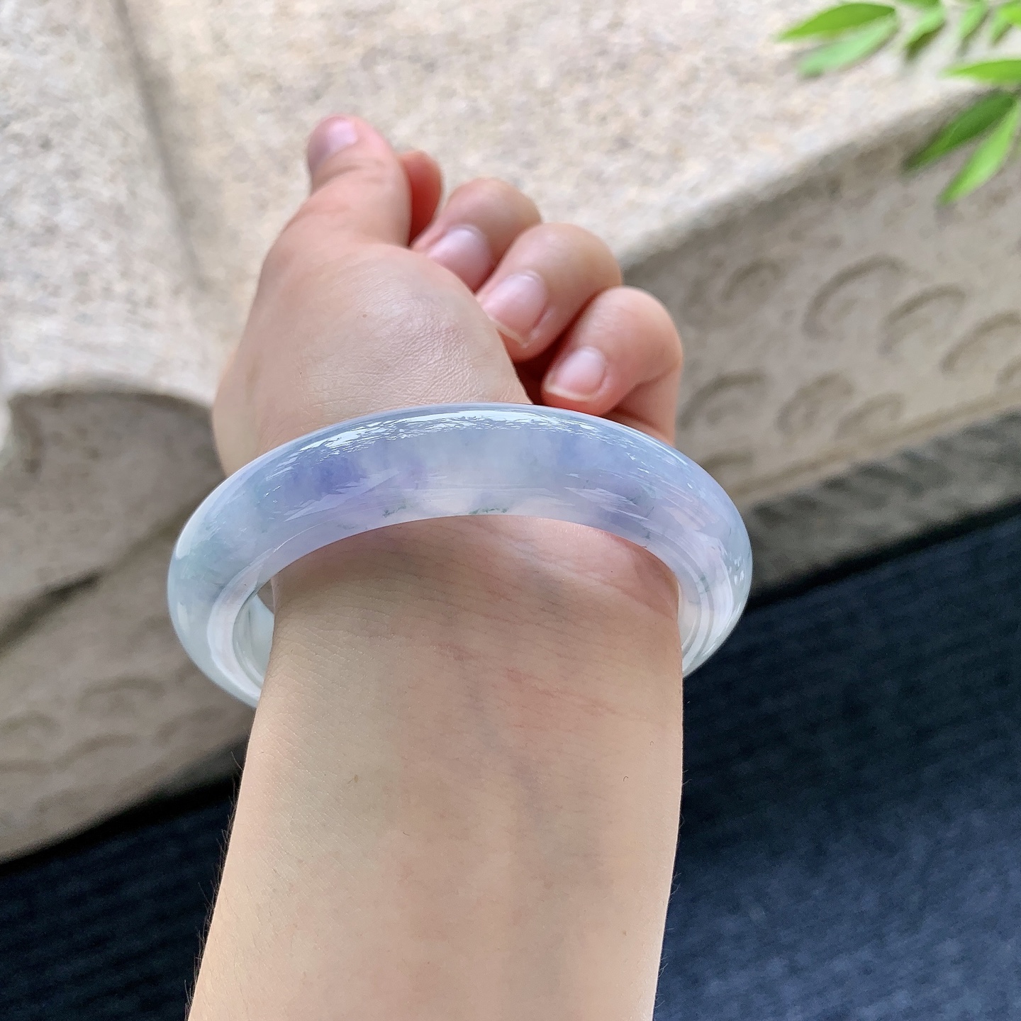 正圈53 54，圈口54.8/11.3/9.4，编码DZ082379，糯冰，水润，种老，细腻，无裂。