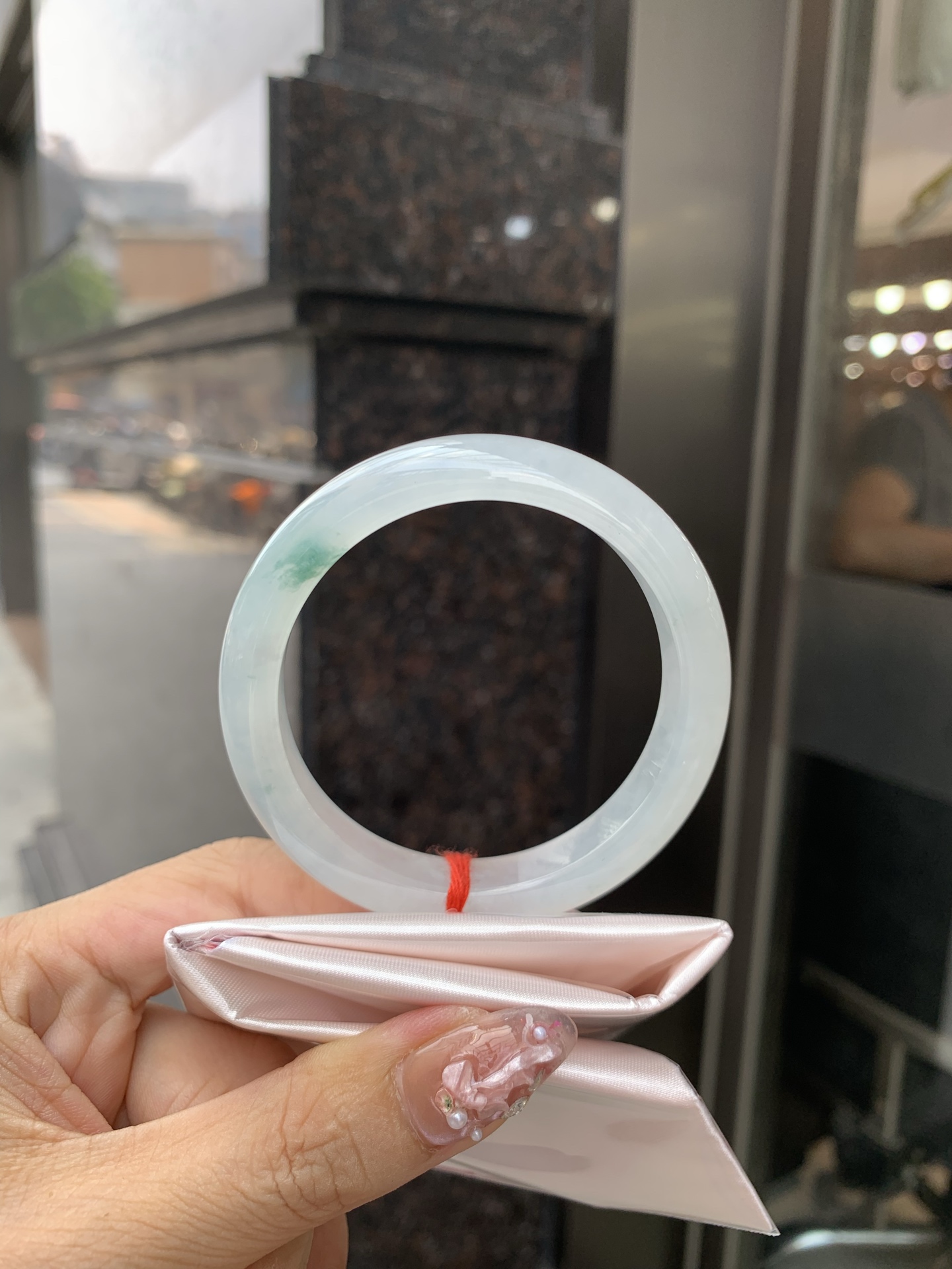 冰飘花正圈 53.7-7.9-10.7 0602-N873-1 打灯小细纹，底妆冰透起光，冰底中开出了朵朵蓝花，飘花灵动飘逸，勾勒出一幅唯美诗意的山水意境画，古典优雅又秀气
