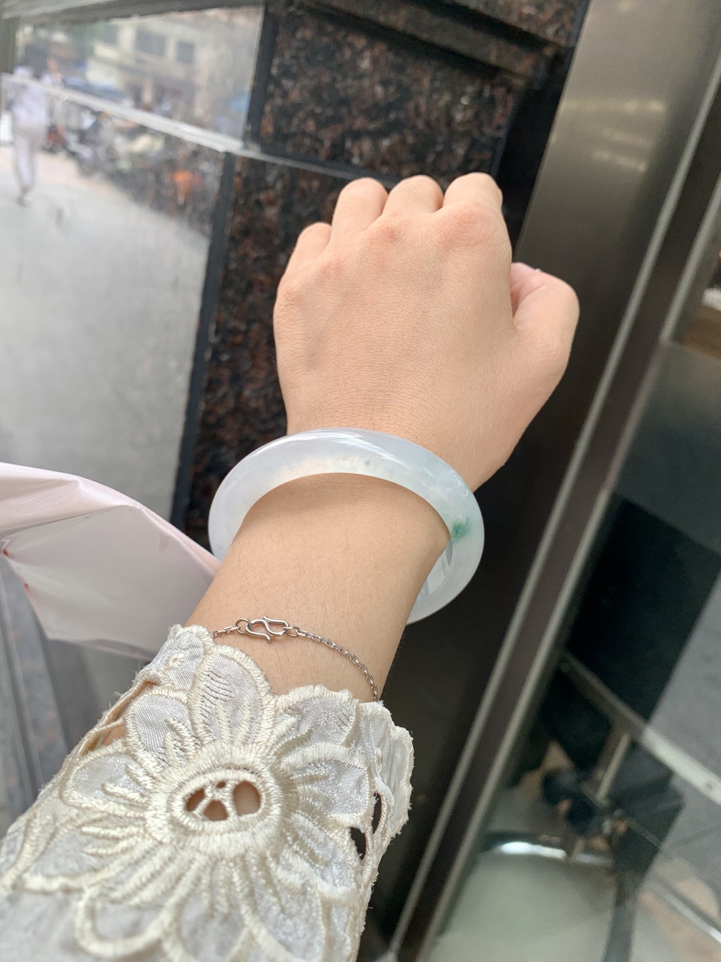 冰飘花正圈 53.7-7.9-10.7 0602-N873-1 打灯小细纹，底妆冰透起光，冰底中开出了朵朵蓝花，飘花灵动飘逸，勾勒出一幅唯美诗意的山水意境画，古典优雅又秀气