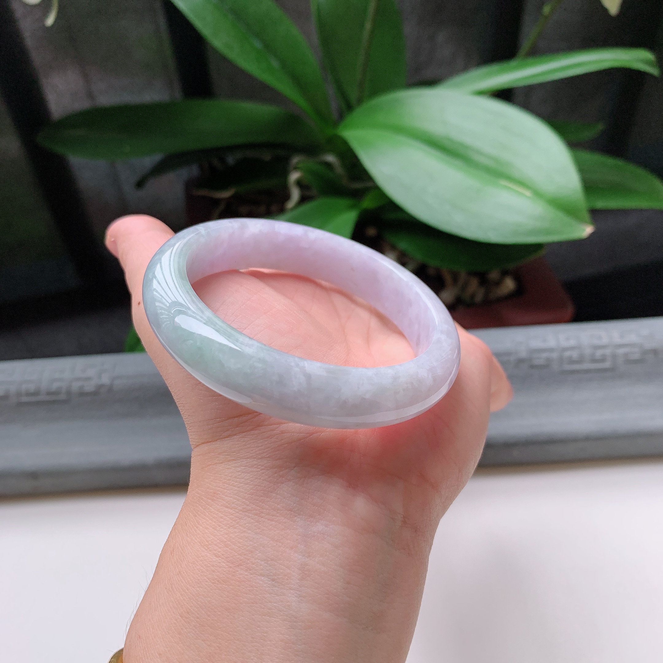 正圈58圈口，天然A货翡翠冰糯种水润飘绿玉手镯，水润秀丽，飘花灵动，种水十足，视觉甜美可人，恰到好处的美，十分高雅耐看，条形优美，上手优雅大方。62.58