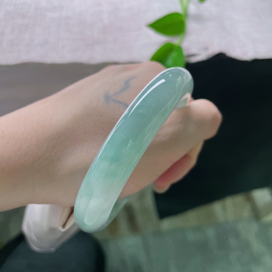 57/12.2/8.6，飘花正圈，水头好，质地温润细腻，佩戴温婉，知性，一点皮纹不显，ss52167a