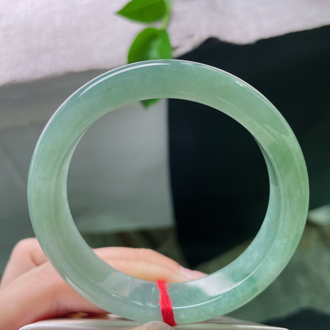 56.6/12.6/7.9，湖水绿正圈，深幽雅静，水头好，种老，佩戴沉稳，不失大气，无裂，ss51474a