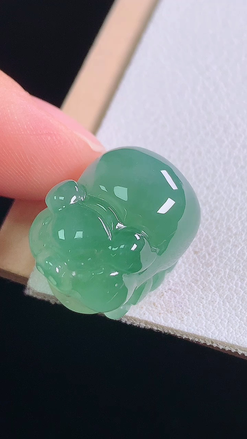 冰晴小猪，无裂，尺寸:17.6-12.8-12.0mm