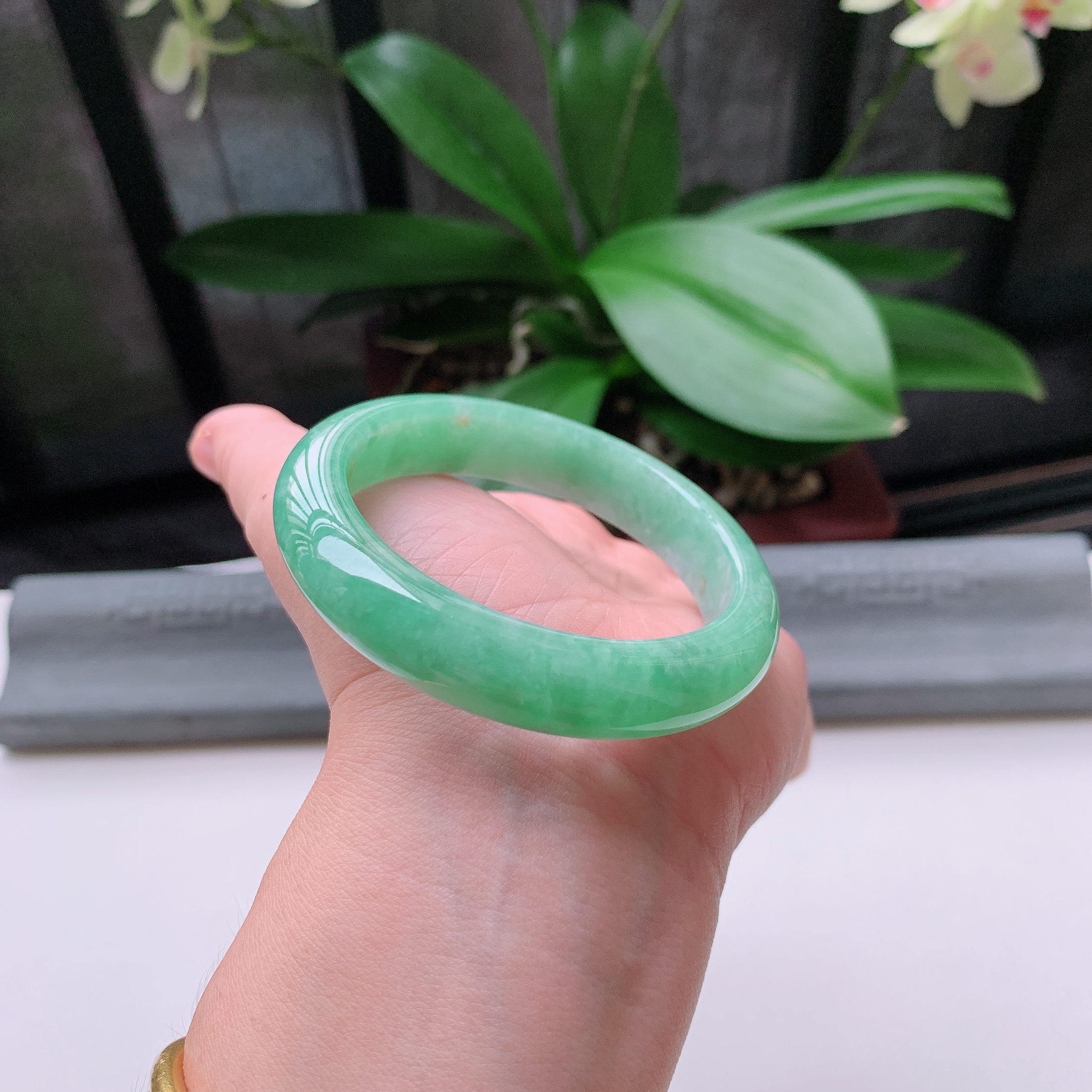 正圈55圈口，天然A货翡翠冰糯种水润飘绿玉手镯，水润秀丽，飘花灵动，种水十足，视觉甜美可人，恰到好处的美，十分高雅耐看，条形优美，上手优雅大方。57.55