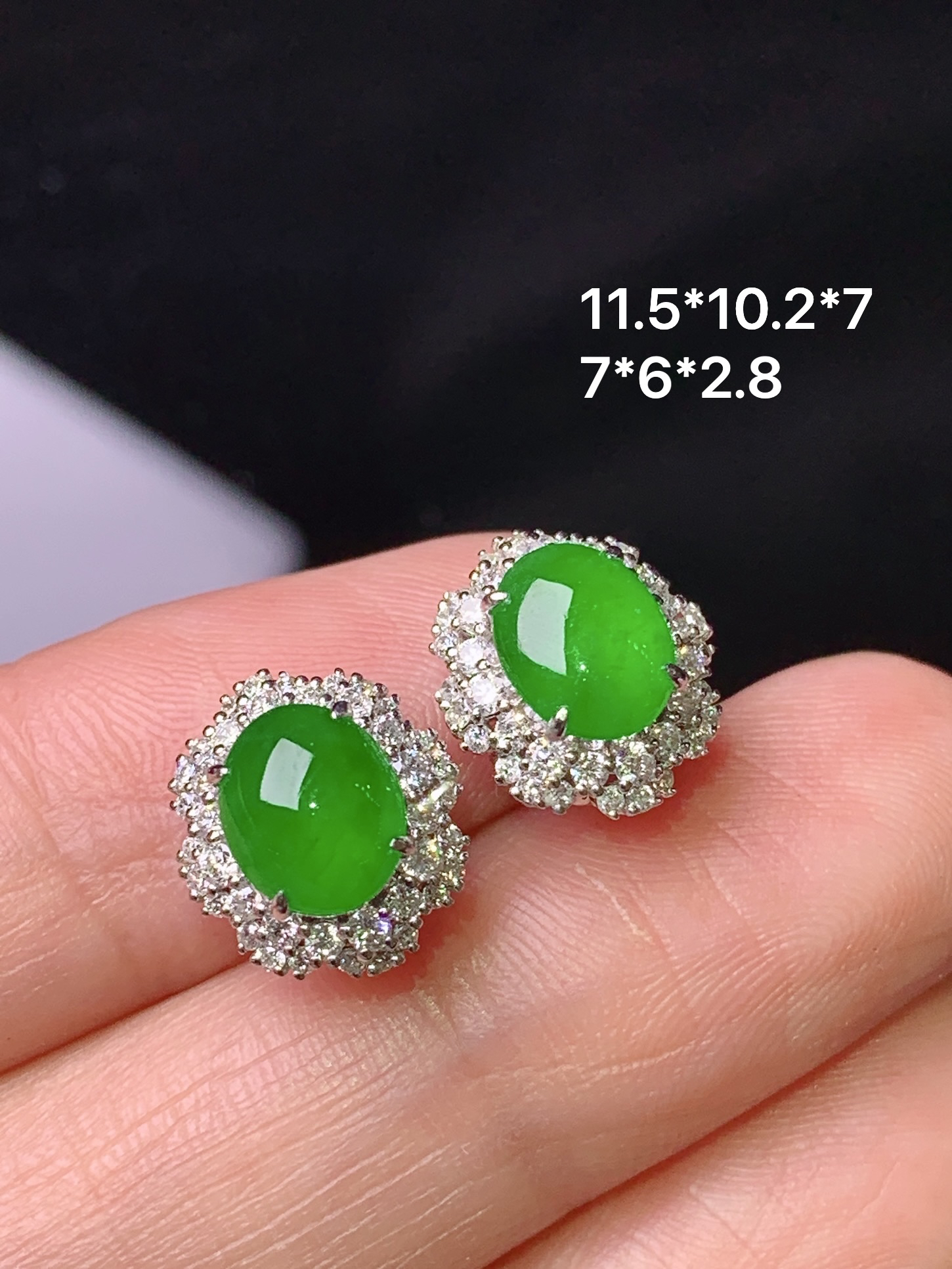 18k金钻镶嵌冰满绿蛋面耳钉 玉质细腻 色泽艳丽清新 整体尺寸11.5*10.2*7 j7