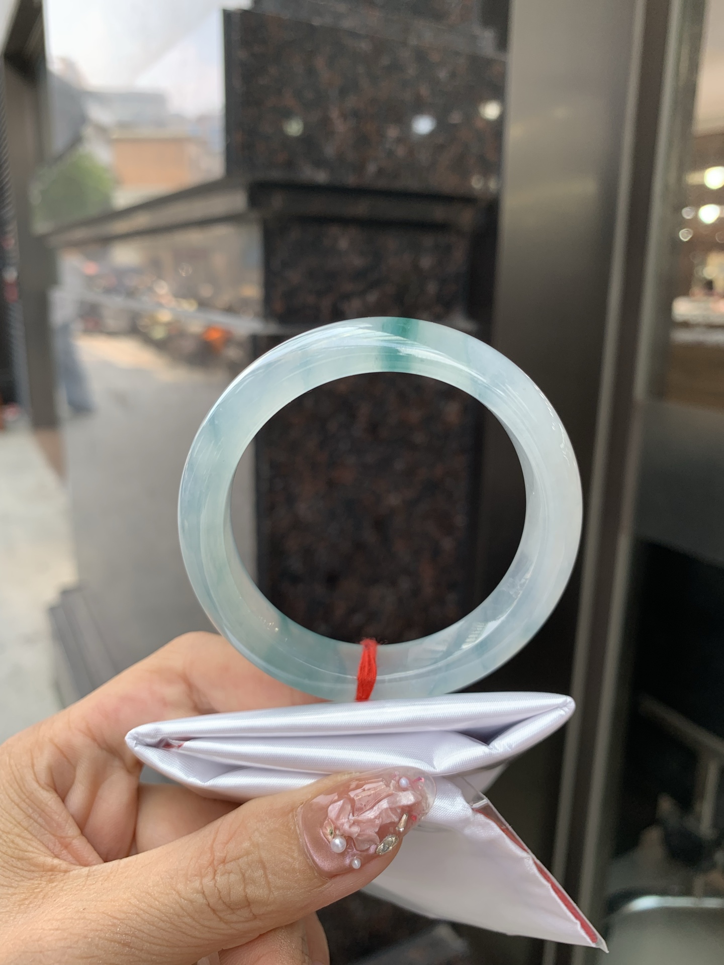 冰飘花正圈 54.5-8.1-12.1 0602-N880 打灯细纹，底妆冰透起光，冰底中开出了朵朵
