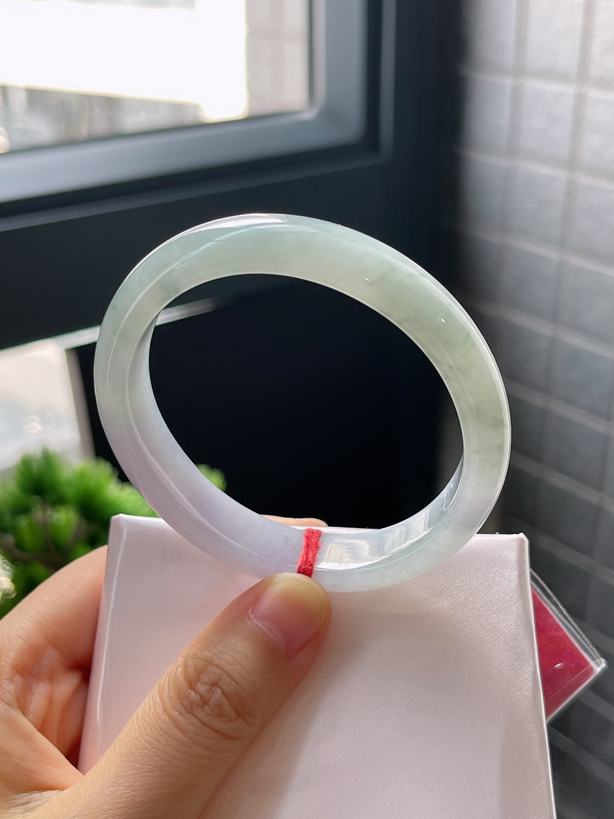 贵妃圈口55，冰糯春带彩飘花翡翠正圈手镯
