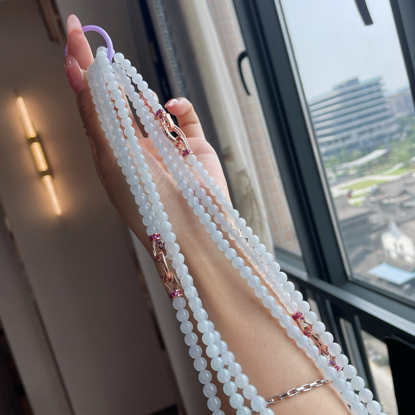 冰蓝珠链  
尺寸：6/108颗
一串的价格