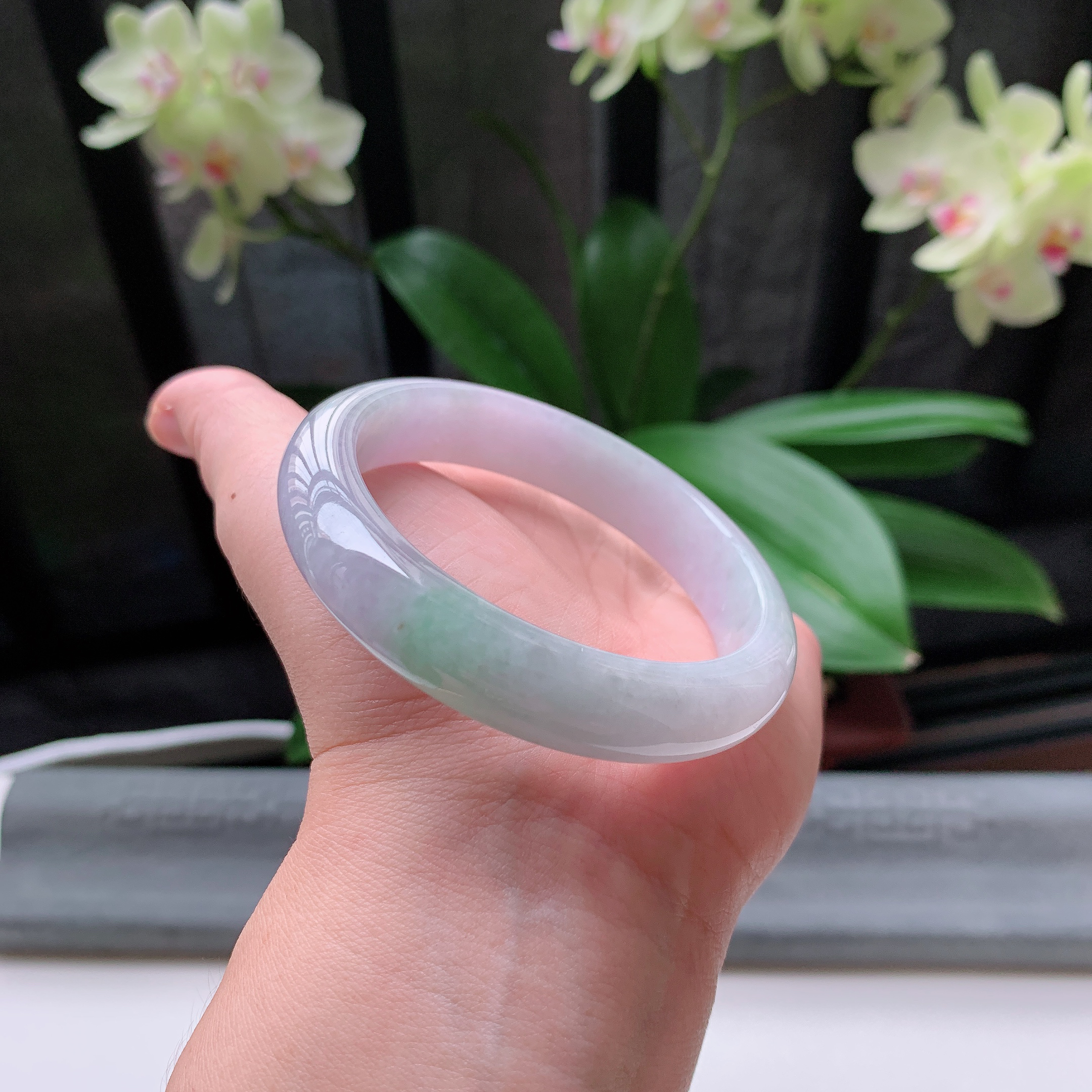 正圈56圈口，天然A货翡翠冰糯种水润淡紫春彩飘绿玉手镯，水润秀丽，飘花灵动，种水十足，视觉甜美可人，恰到好处的美，十分高雅耐看，条形优美，上手优雅大方。53.99