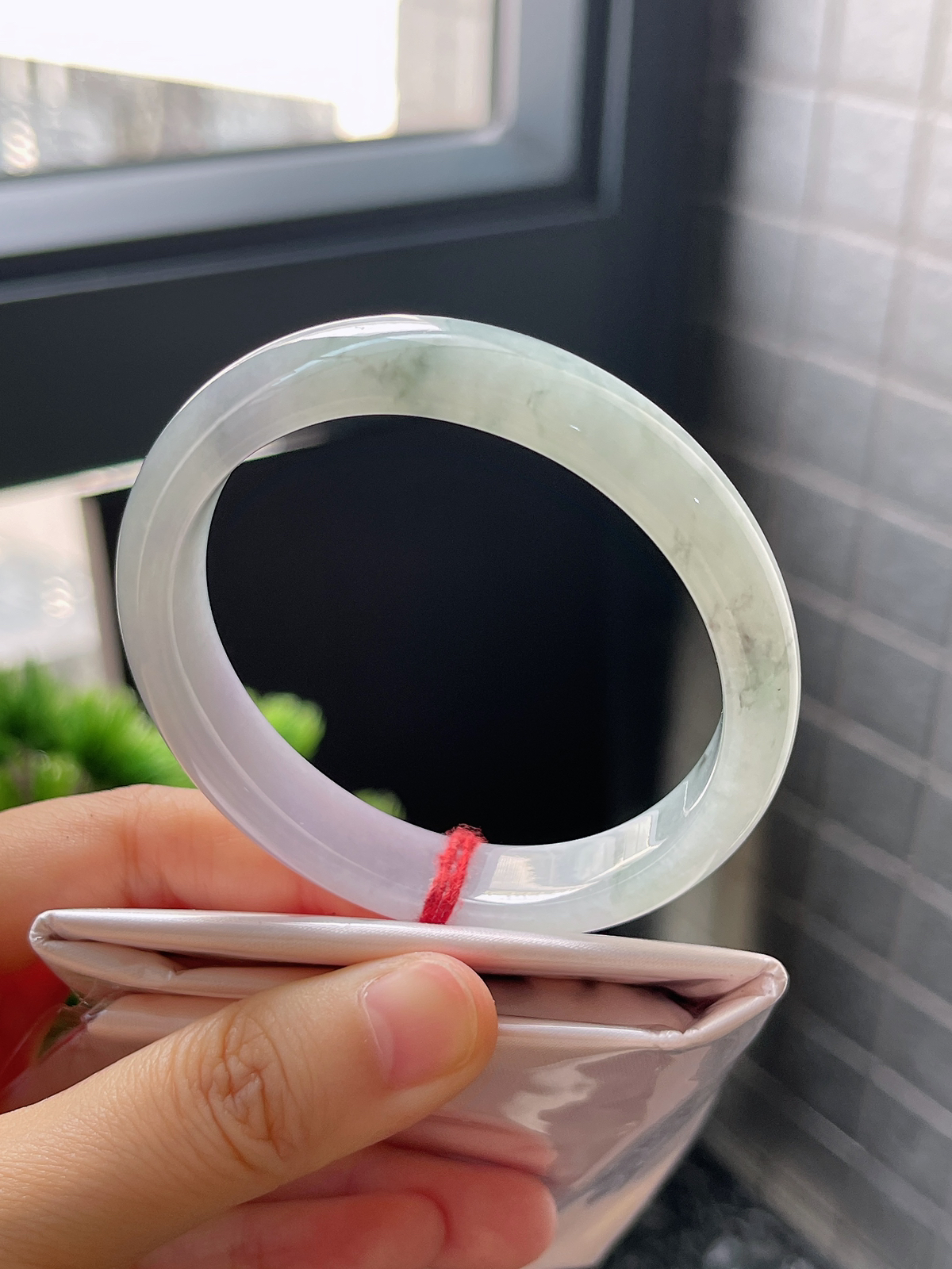 贵妃圈口55，冰糯春带彩飘花翡翠正圈手镯