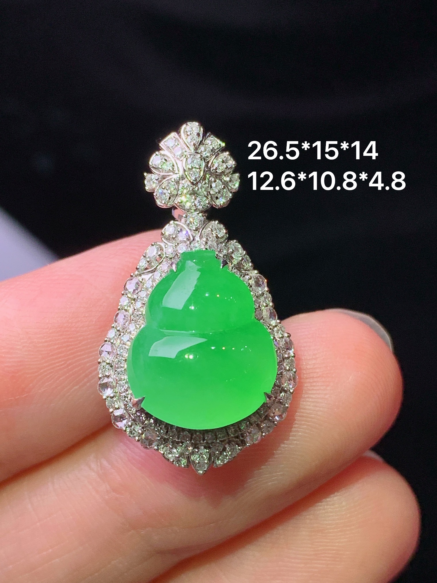 18k金钻镶嵌冰阳绿葫芦吊坠 玉质细腻 色泽艳丽清新 整体尺寸26.5*15*14 s1