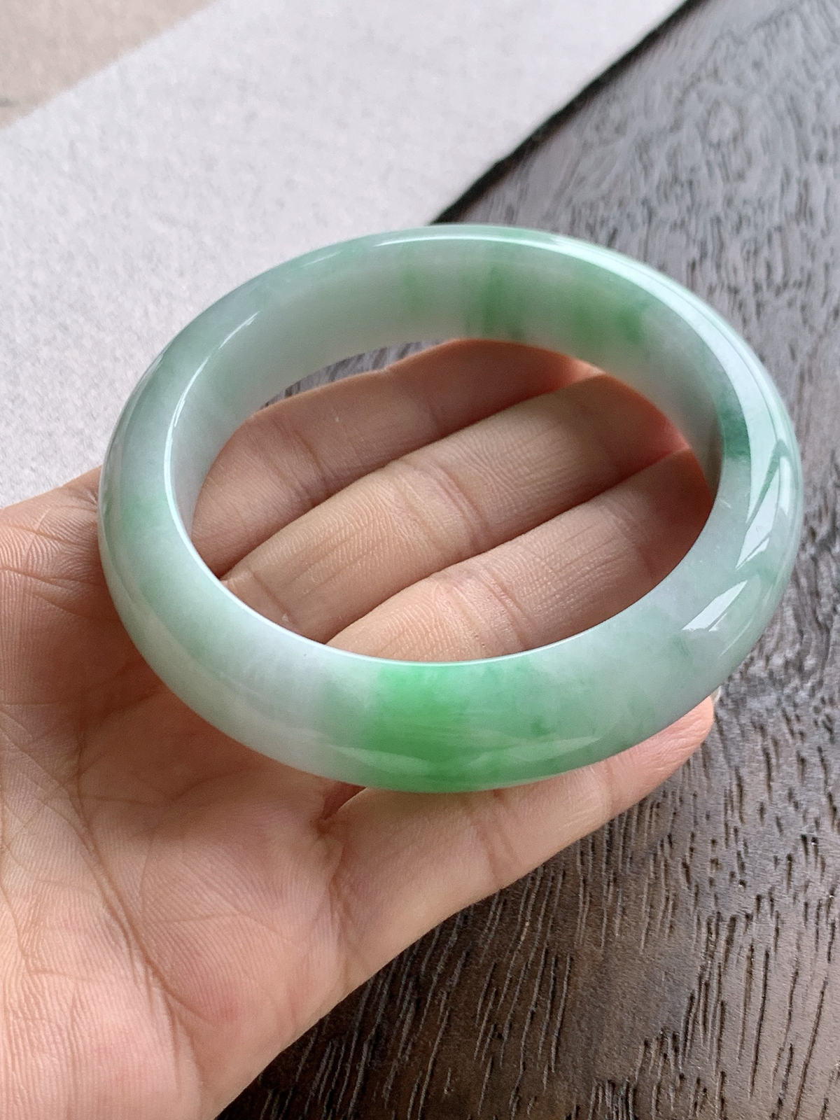 57.8-14-9.5飘花婉转 飘绿花 冰飘花 宽版 种老细腻 缅甸A货翡翠 有细纹 
【重量】75.8克