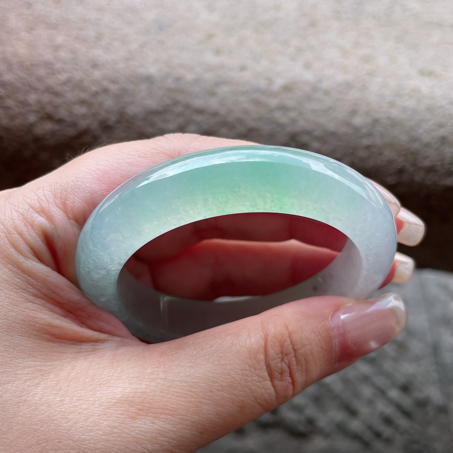 手镯正圈50 51圈口50.2-12.1-8.3编码0602E18冰种飘绿，小圈口，晶莹剔透，水润，种老，有棉线