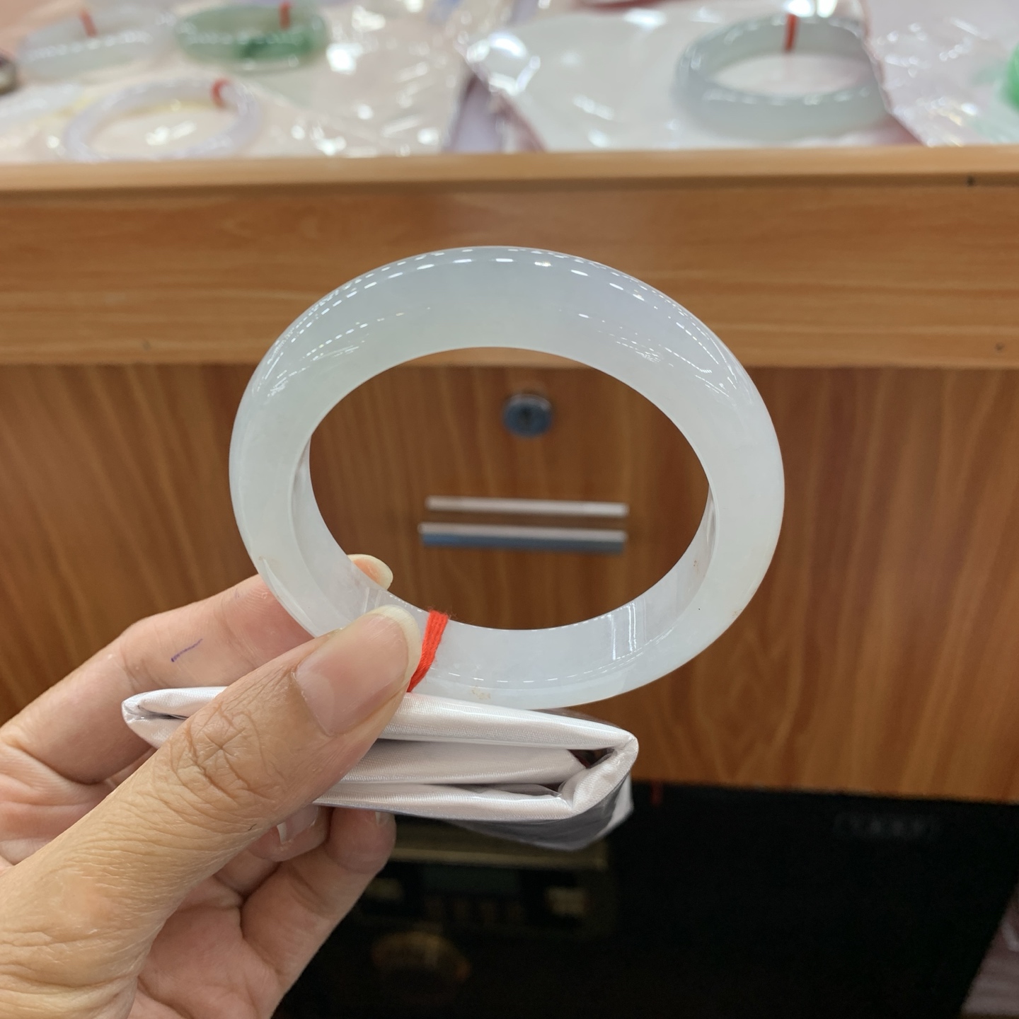 060101MMJ 飘黄翡正圈翡翠手镯 56.3-12.7-9.1