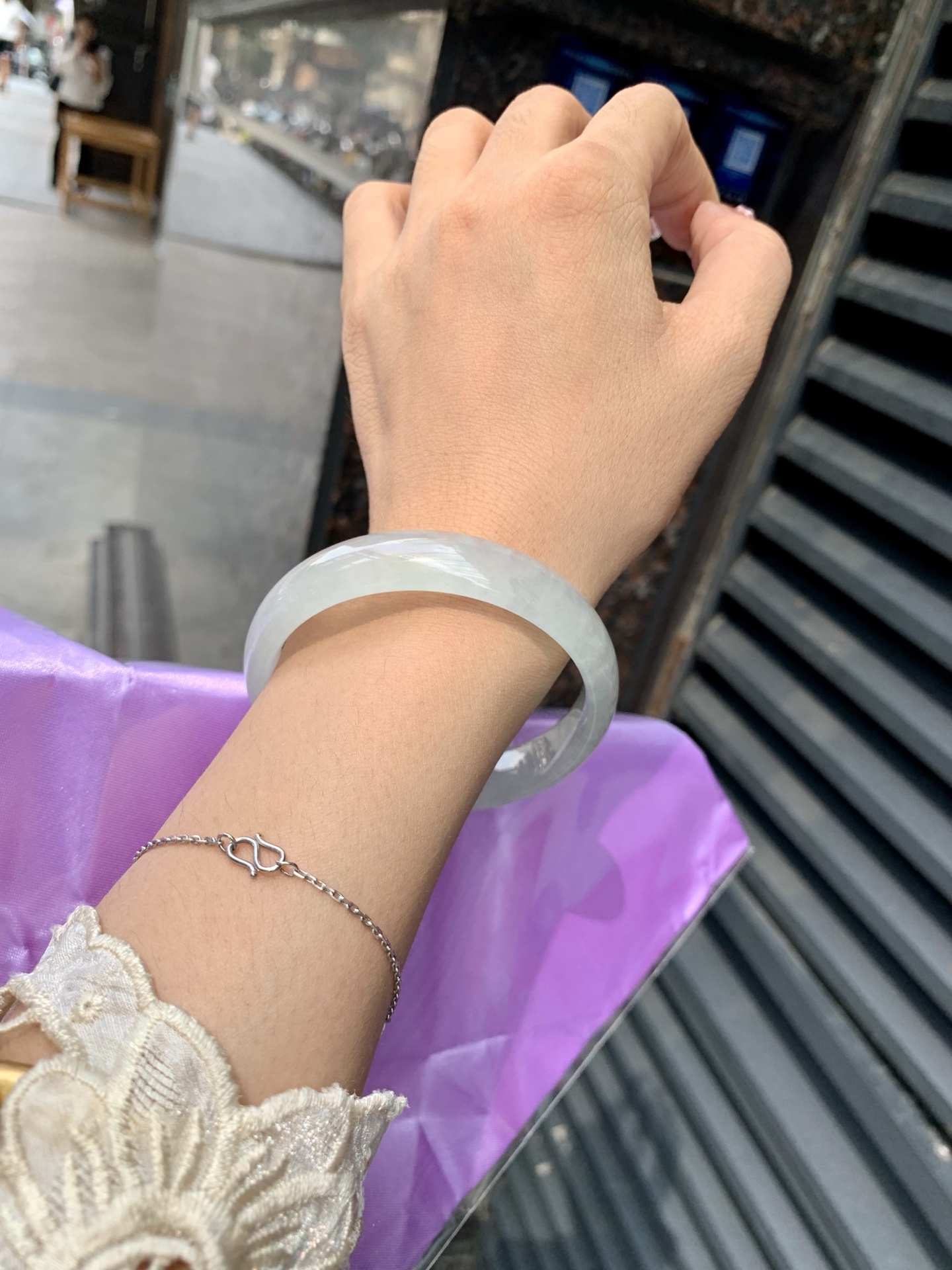 白冰正圈 57-6.1-12.7 0602-4A122 底妆冰润细腻，一腕清透，简约清爽，不挑肤色年龄，给人一种清雅脱俗，天真纯美的感觉，真不愧是翡翠中的初恋
