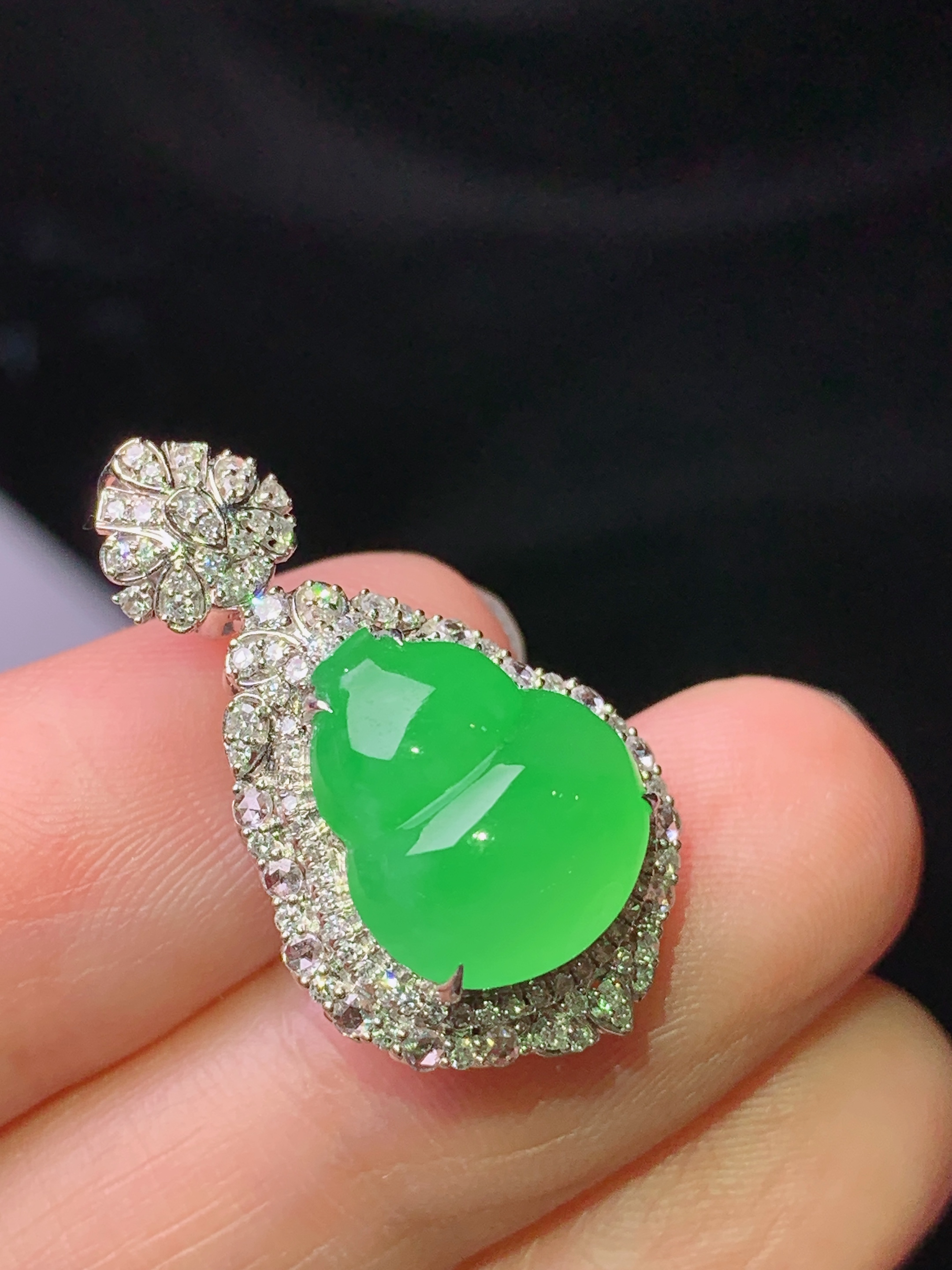 18k金钻镶嵌冰阳绿葫芦吊坠 玉质细腻 色泽艳丽清新 整体尺寸26.5*15*14 s1