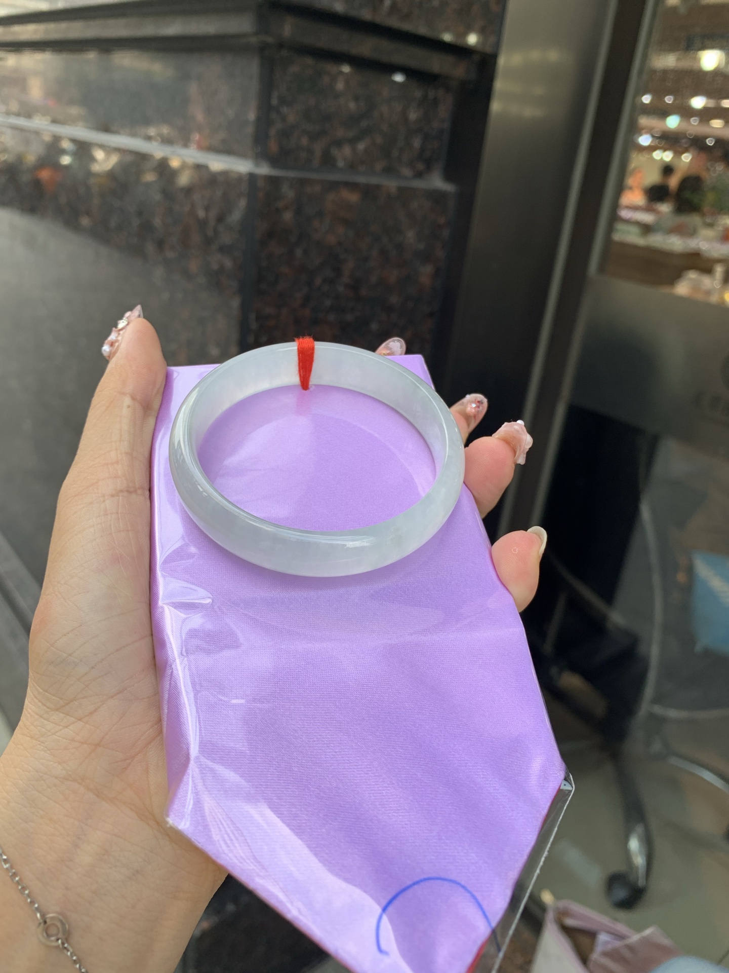 白冰正圈 57-6.1-12.7 0602-4A122 底妆冰润细腻，一腕清透，简约清爽，不挑肤色年龄，给人一种清雅脱俗，天真纯美的感觉，真不愧是翡翠中的初恋