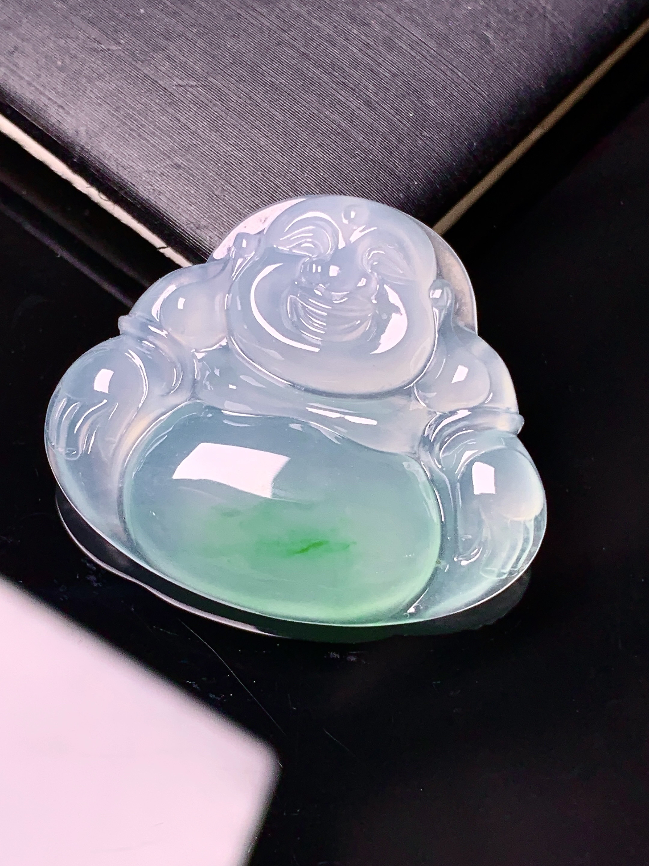 冰种飘绿佛公吊坠 玉质细腻 色泽艳丽清新 整体尺寸25*29.3*5.2 j6