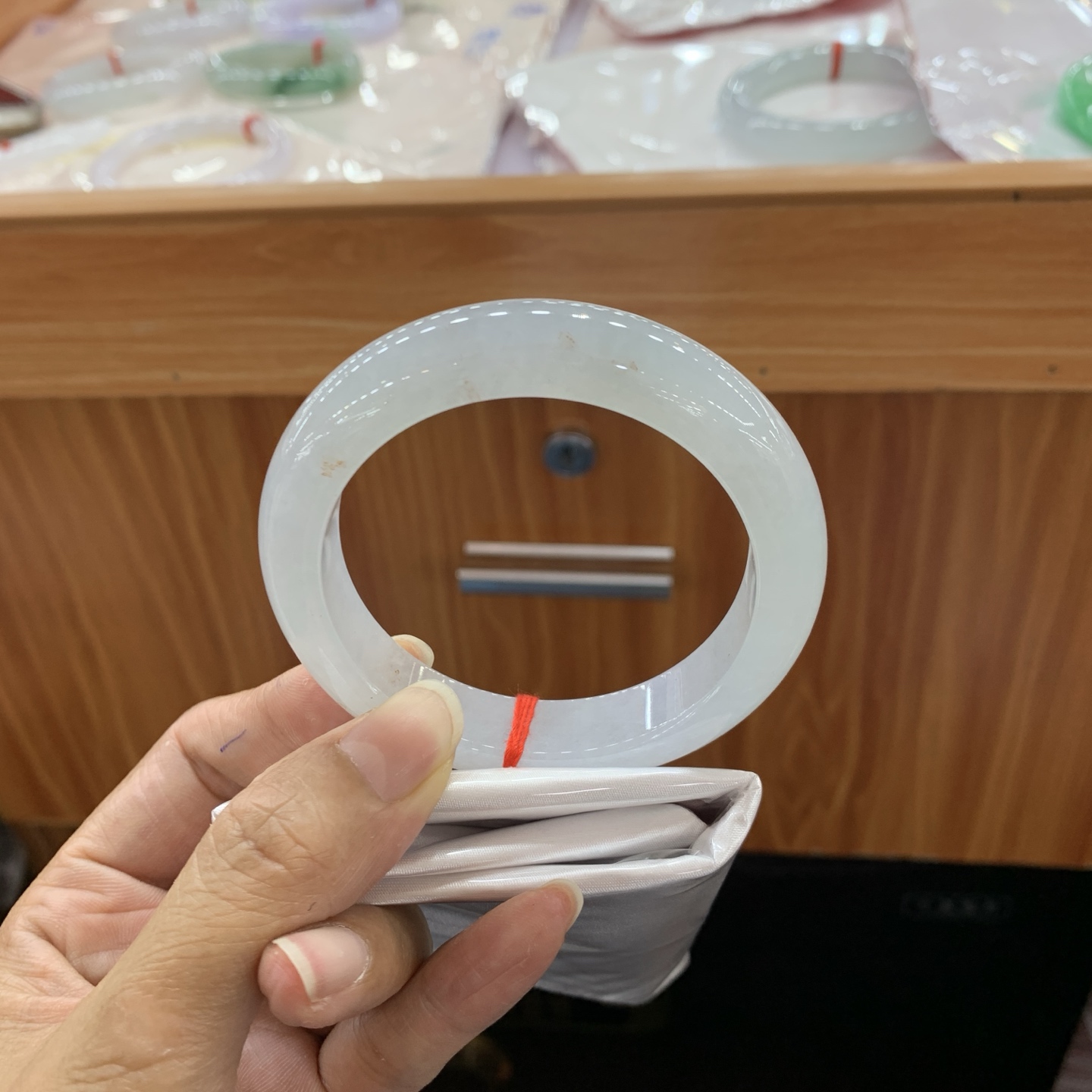 060101MMJ 飘黄翡正圈翡翠手镯 56.3-12.7-9.1