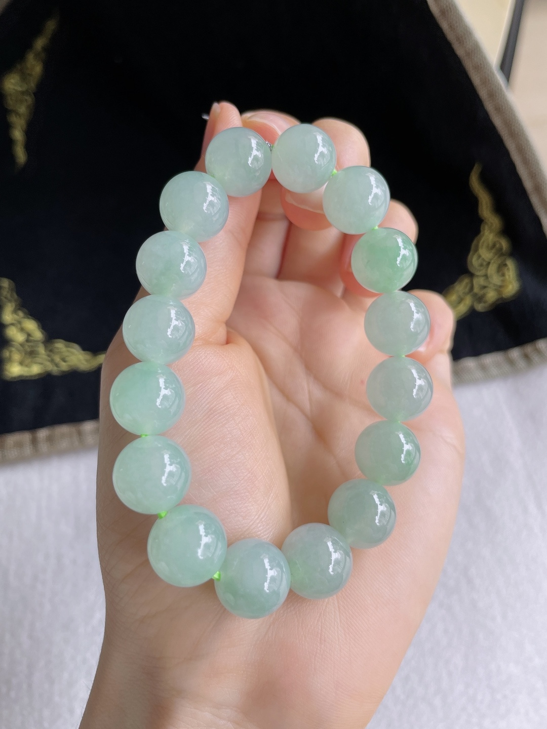 天然翡翠A货，冰绿冰浅绿手串，尺寸：11.8mm。【编2954】