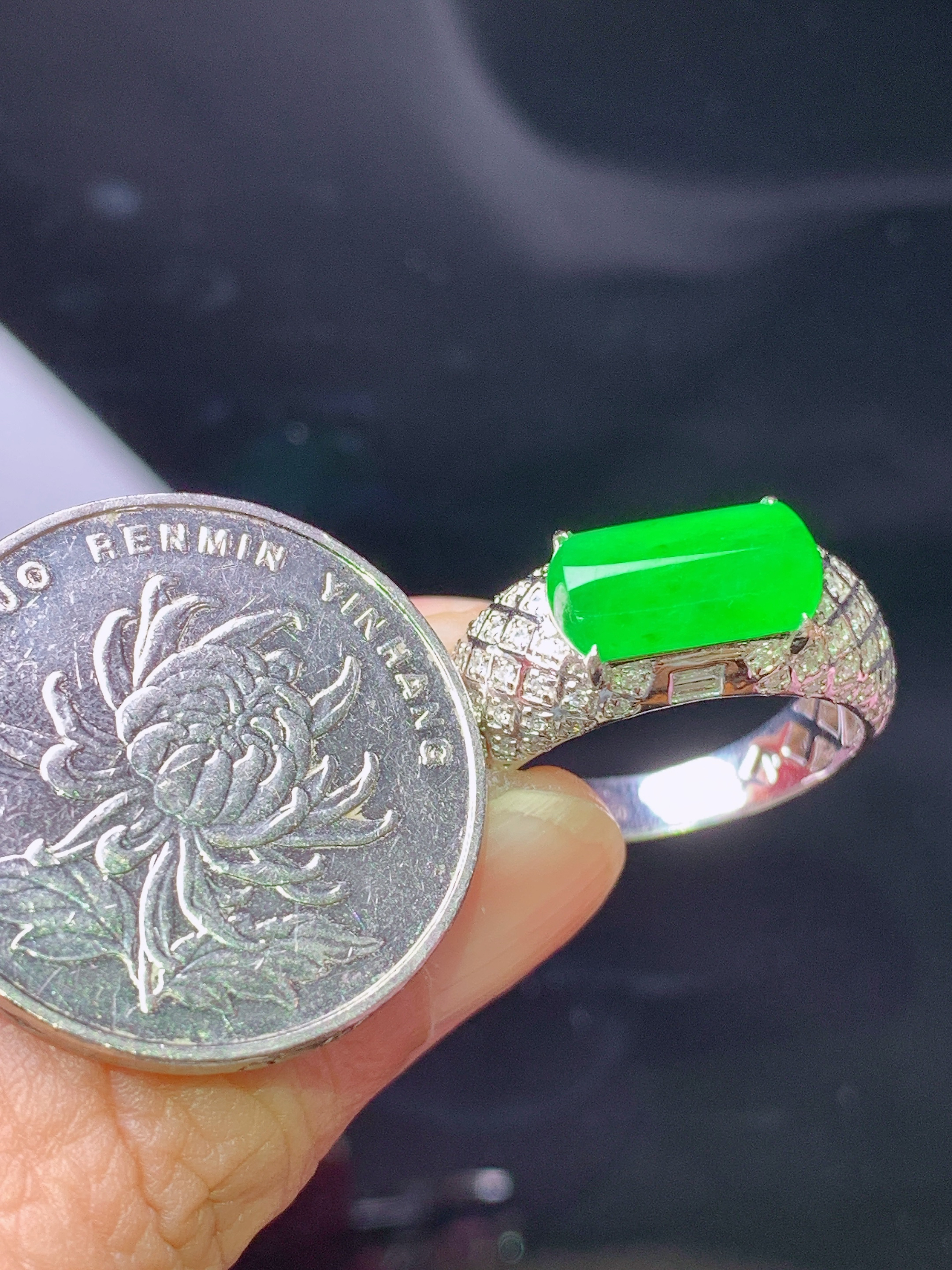 18k金钻镶嵌冰阳绿玉柱戒指 玉质细腻 色泽艳丽清新 圈口14 裸石尺寸6.2*11.5*2.3 j7
